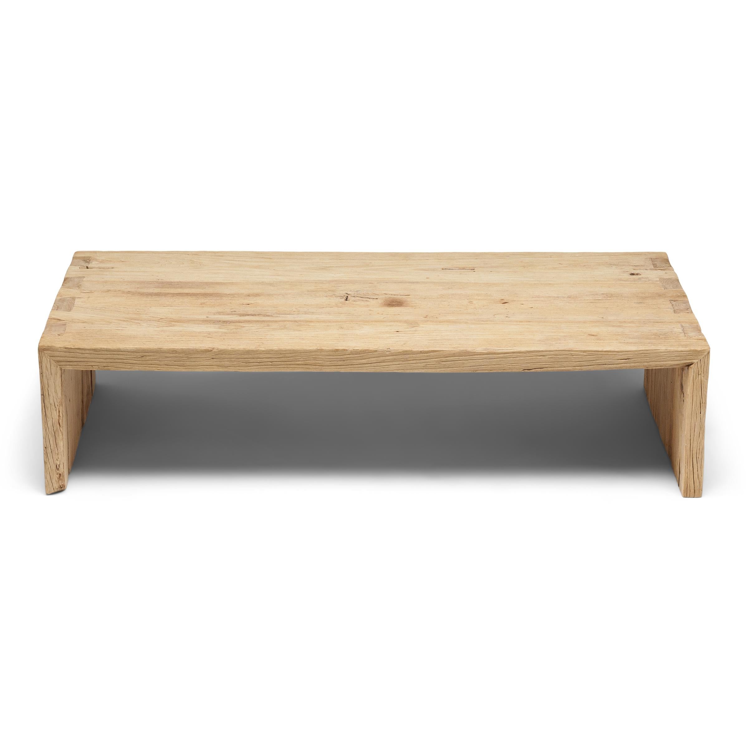 Organique Table basse en orme recyclé en vente