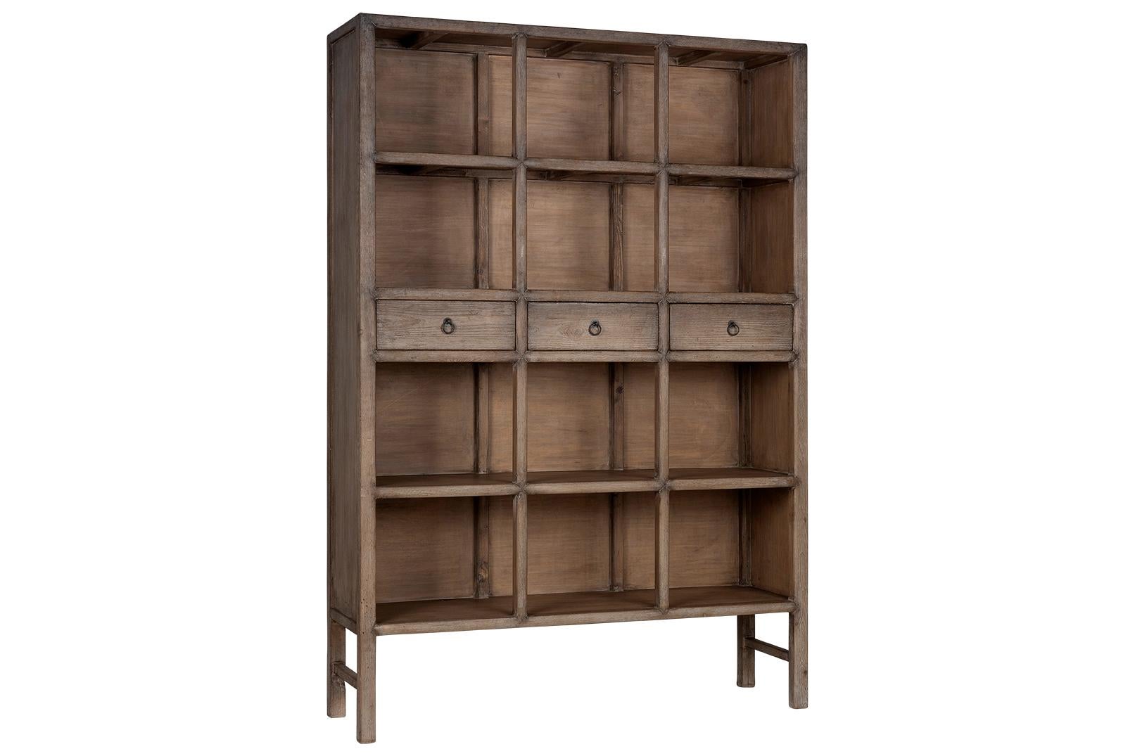 Organico moderno Etagere in olmo rigenerato con finitura patinata in vendita