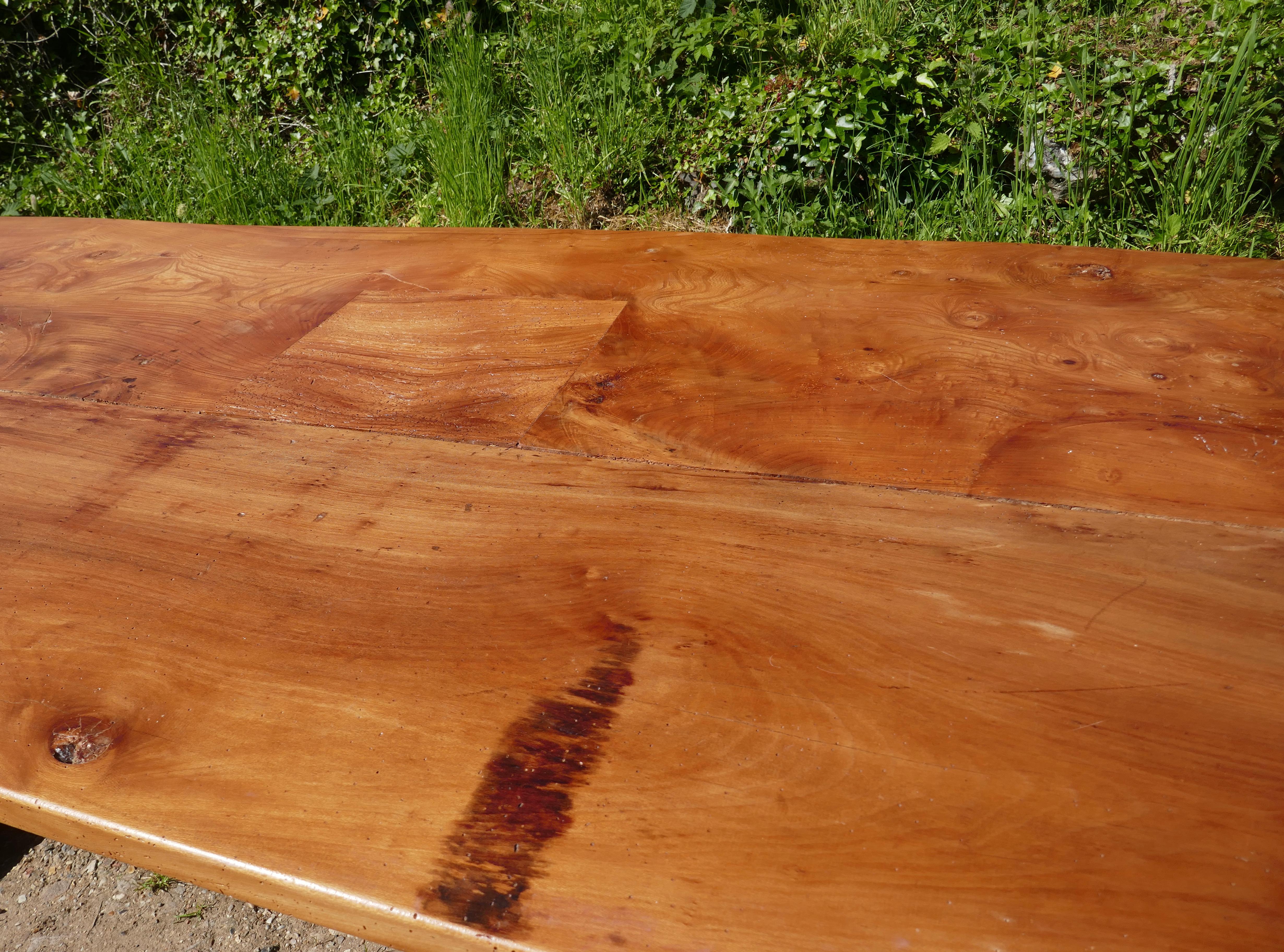 Reclaimed Elm Rustic English Barn Table    This is a superb piece  For Sale 6