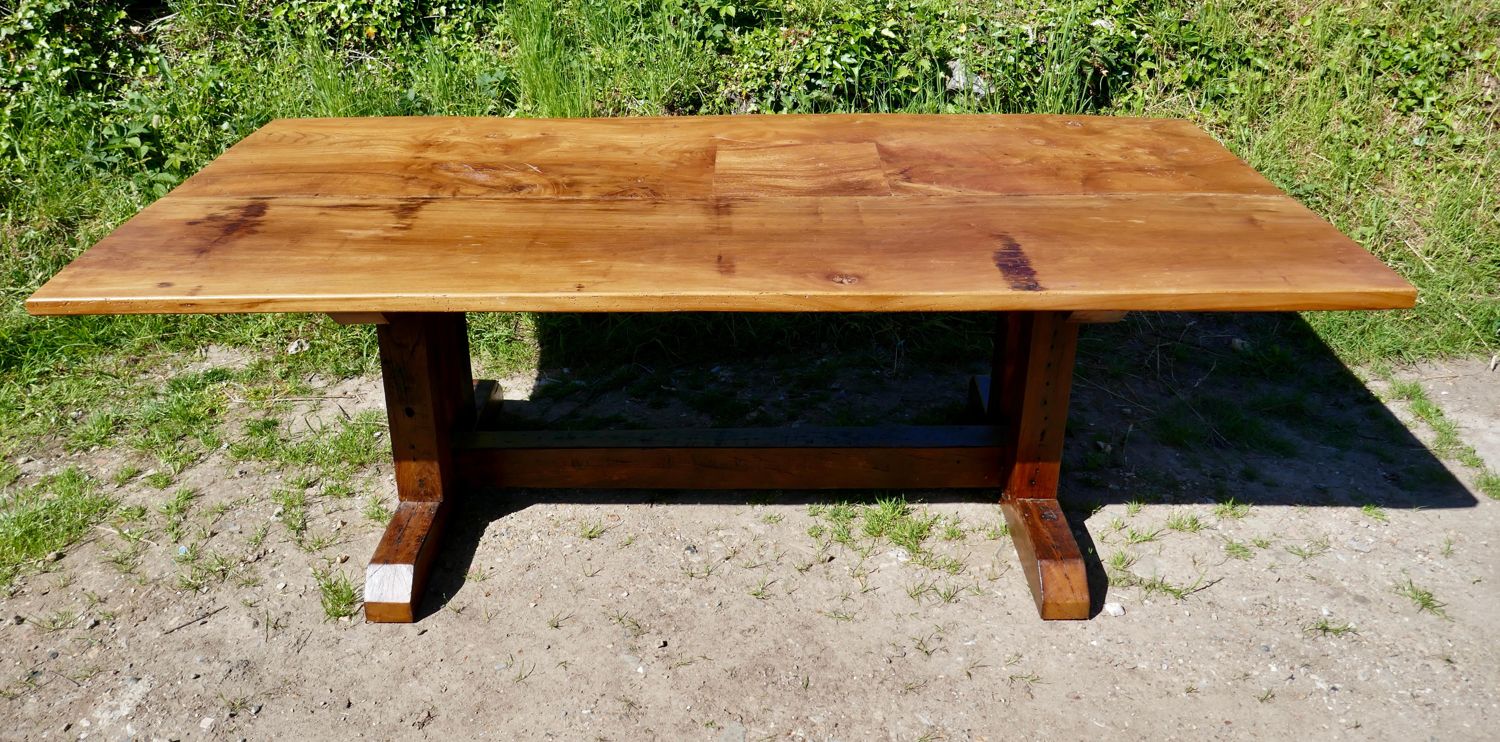 Reclaimed Elm Rustic English Barn Table    This is a superb piece  In Good Condition For Sale In Chillerton, Isle of Wight