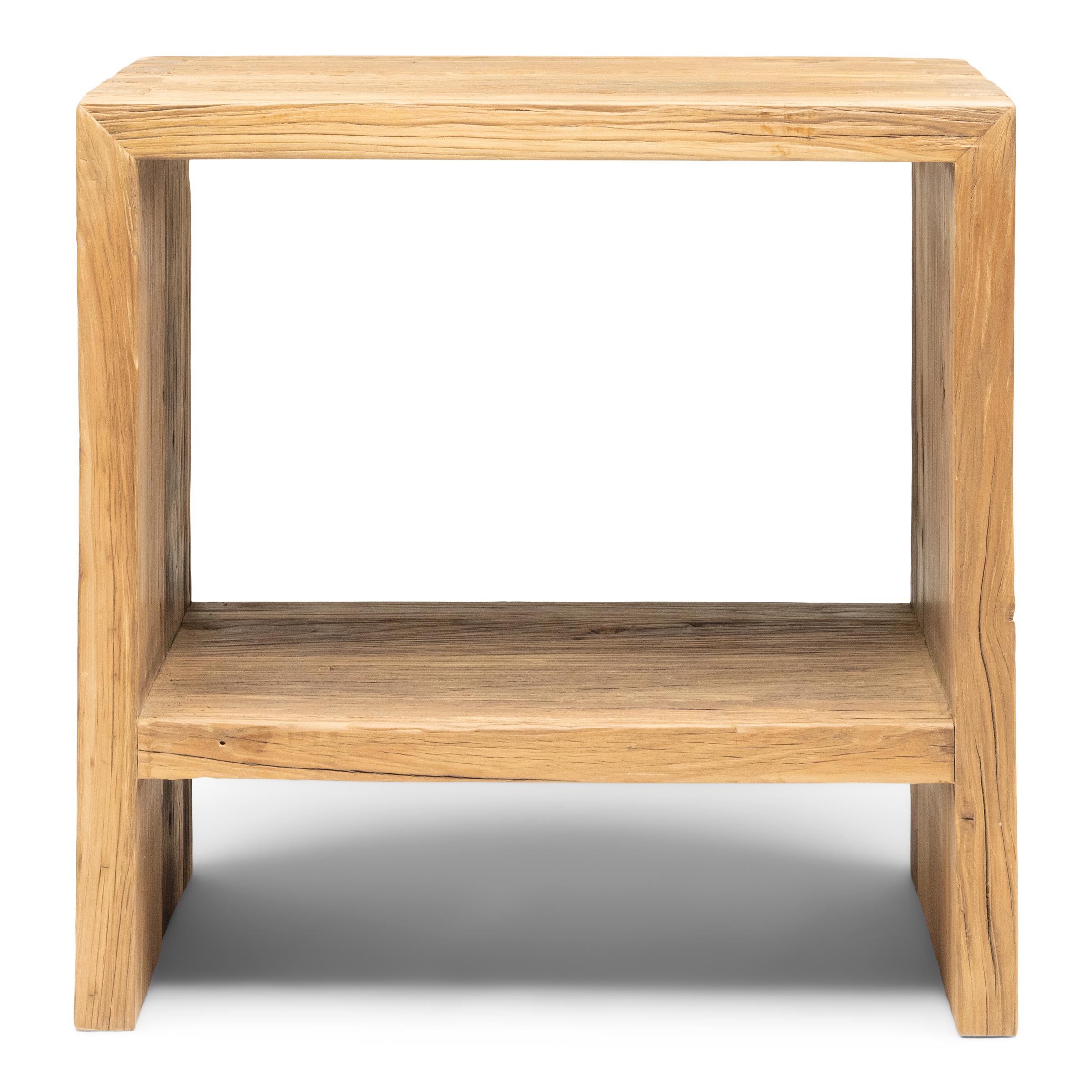 Questo tavolino artigianale è una celebrazione dello stile wabi-sabi. Realizzato con spessi legnami di olmo recuperati dall'architettura della dinastia Qing, il tavolo ha un design minimalista a cascata con lati dritti, un ripiano basso e