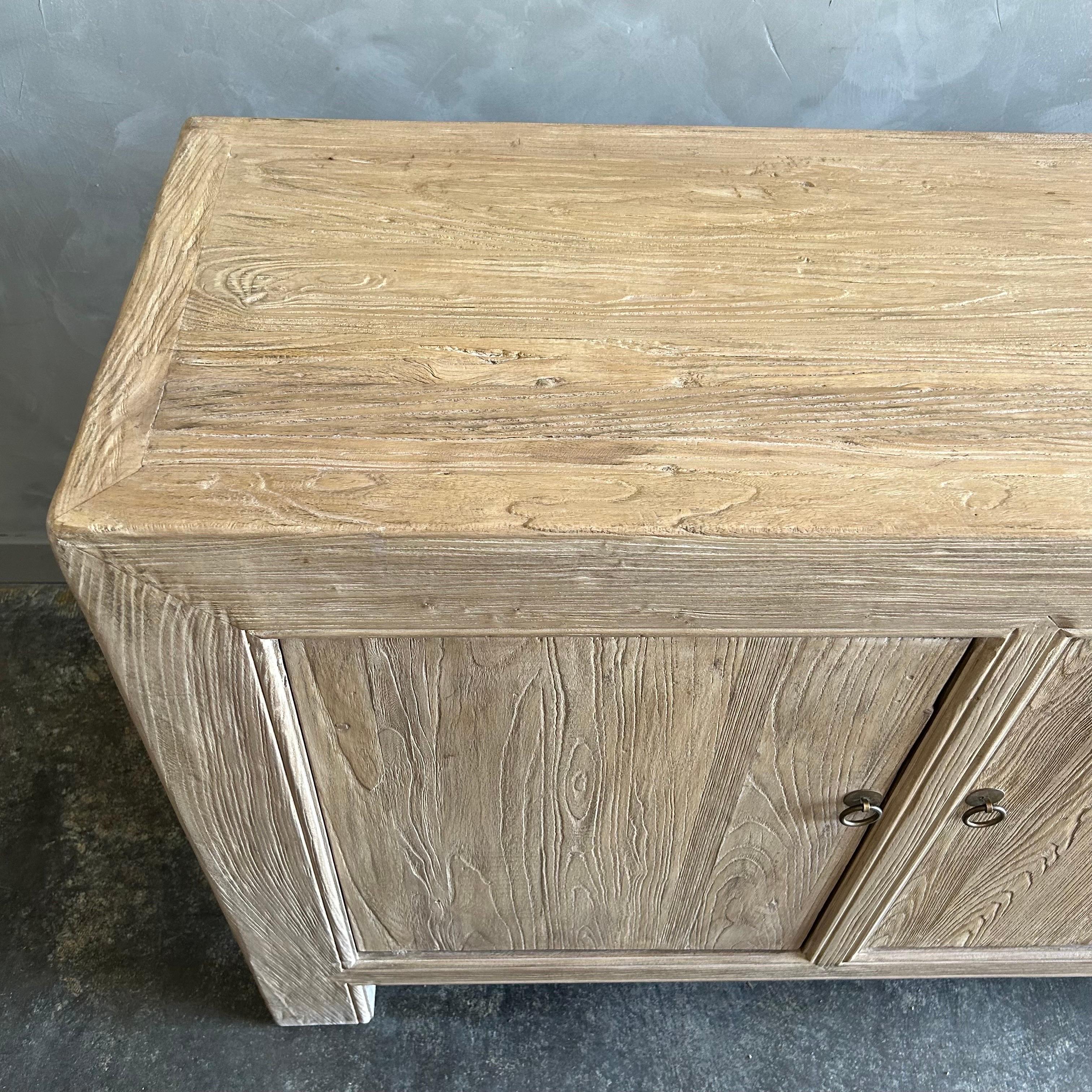 Wiederaufbereitete Ulme Wood 4 Tür Schrank oder Sideboard im Zustand „Neu“ im Angebot in Old Town Orange, CA
