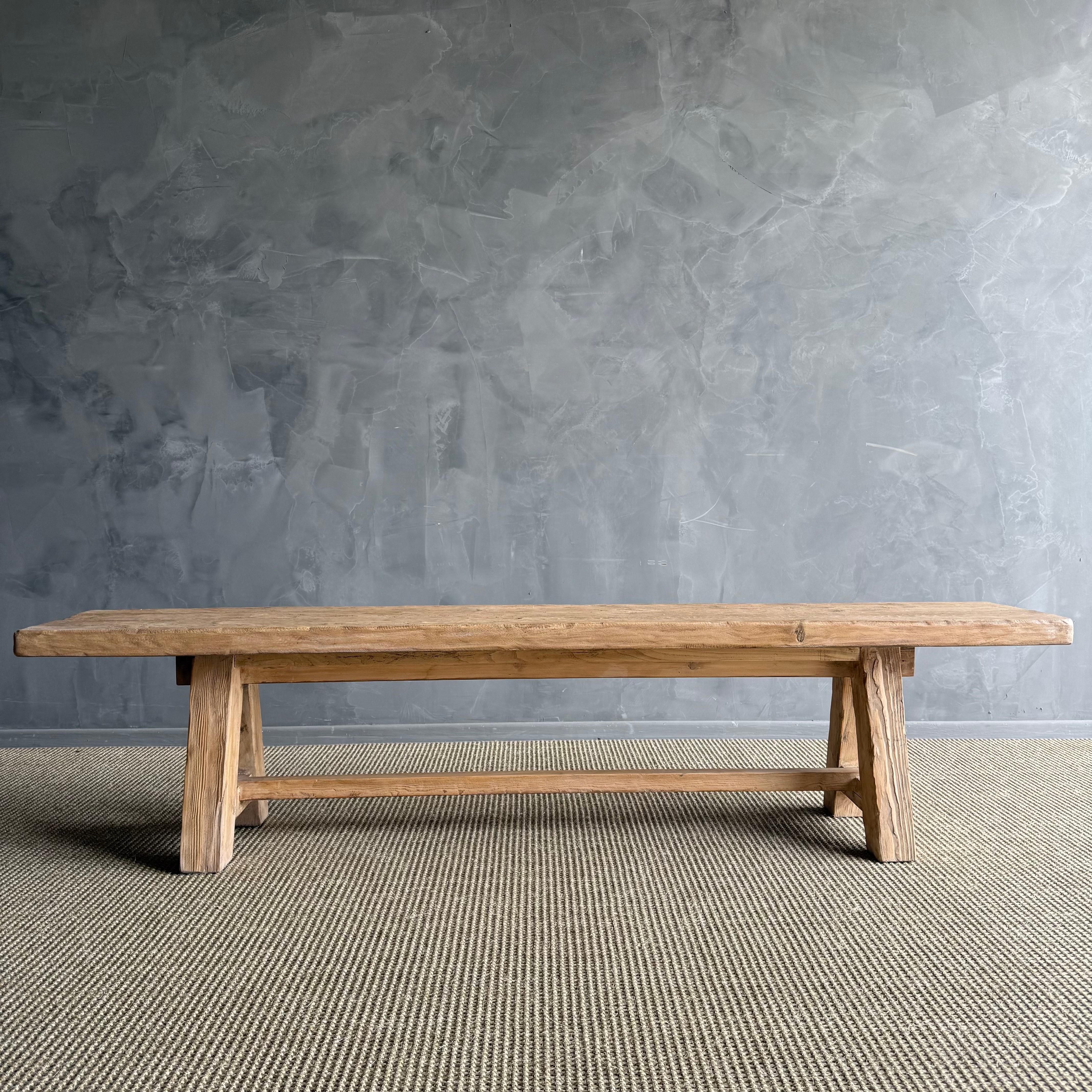 Voici notre exquis banc en bois d'orme récupéré, doté de détails uniques et d'une élégance récupérée wabi sabi. Fabriqué avec soin et attention aux détails, ce banc met en valeur la beauté naturelle du bois d'orme récupéré, avec ses riches textures