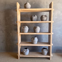 Librería de madera de olmo recuperada con acabado natural