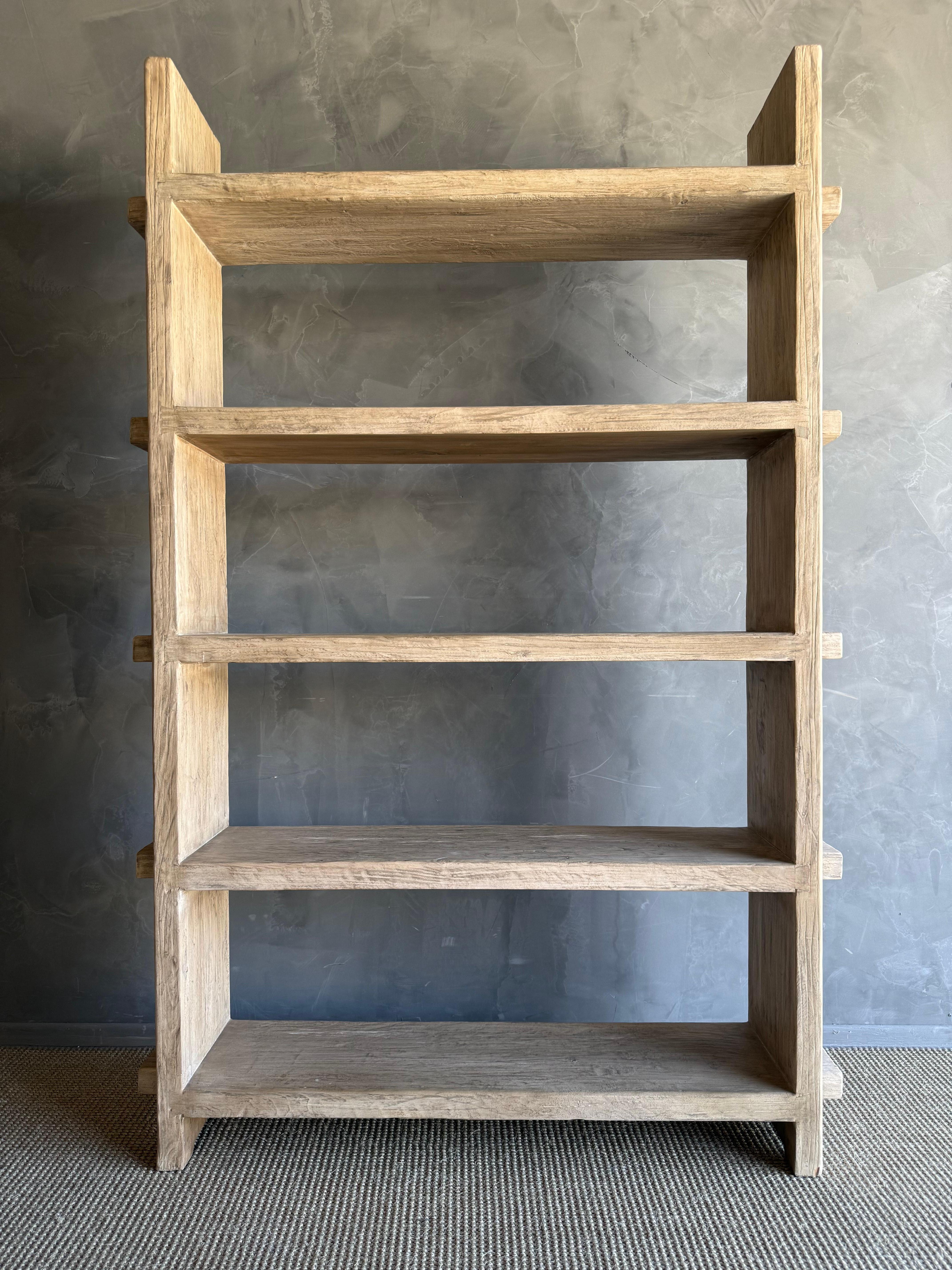Bois Bibliothèque en bois d'orme récupéré en finition Nature en vente