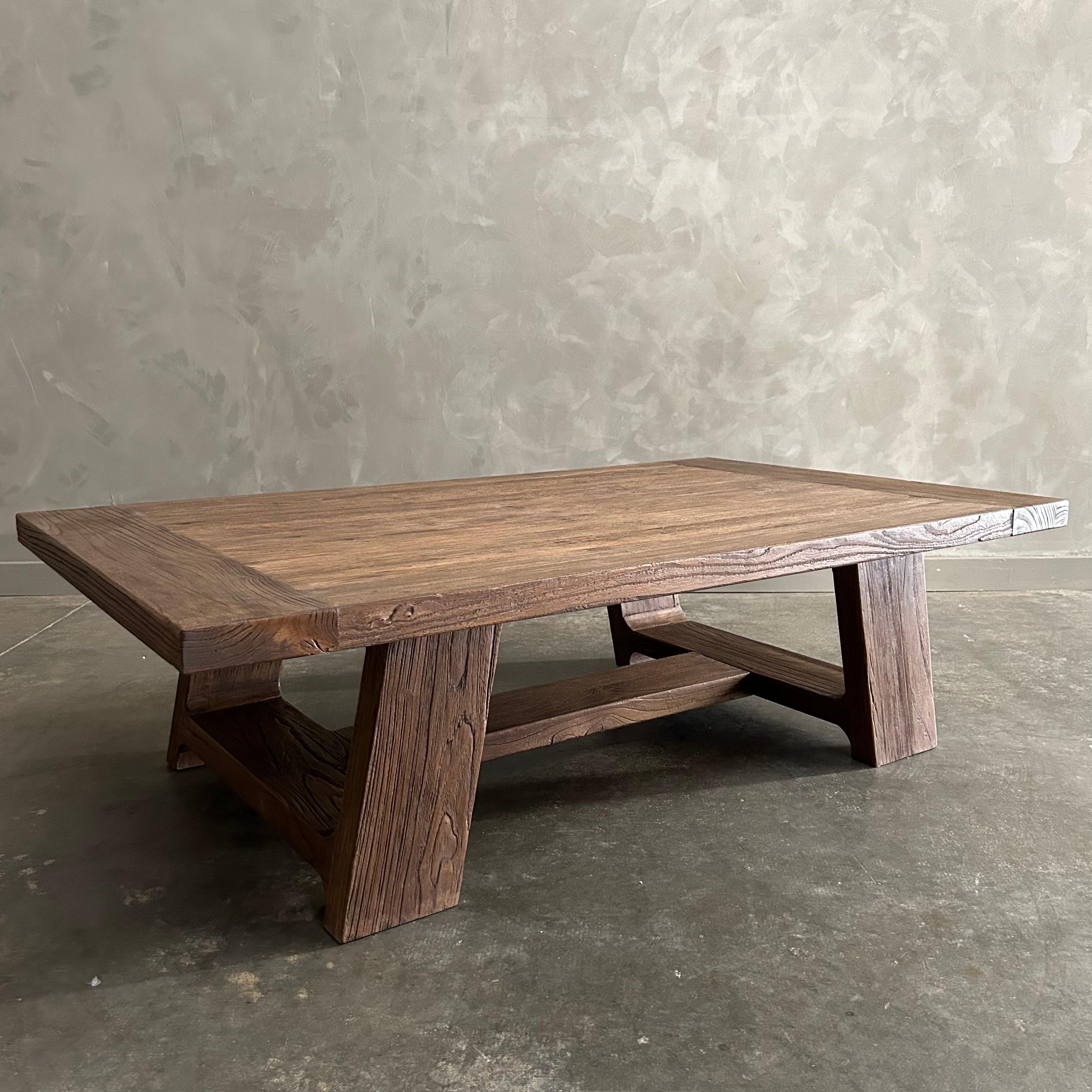Mesa baja de madera de olmo recuperada en acabado nogal en venta 3