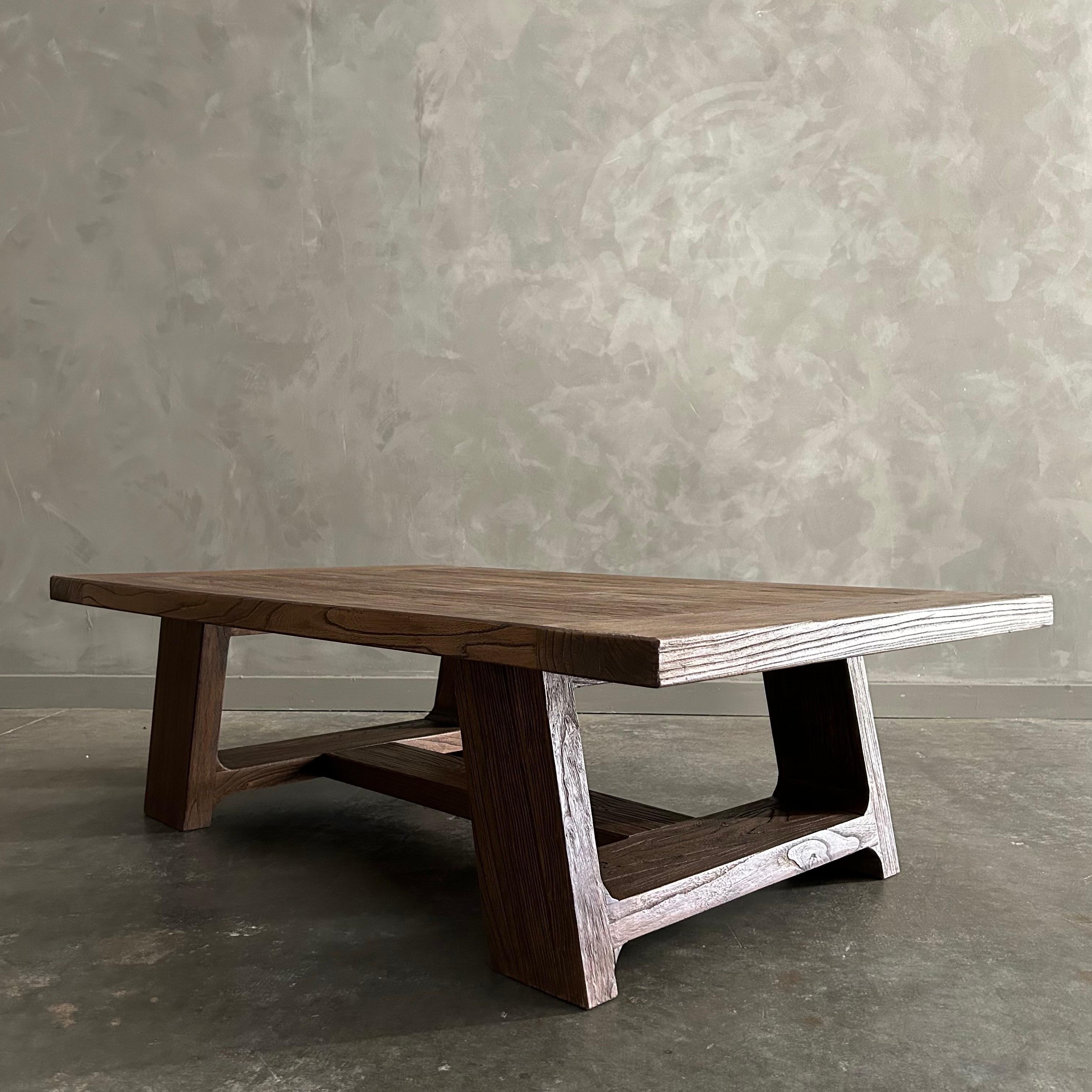 Mesa baja de madera de olmo recuperada en acabado nogal en venta 4