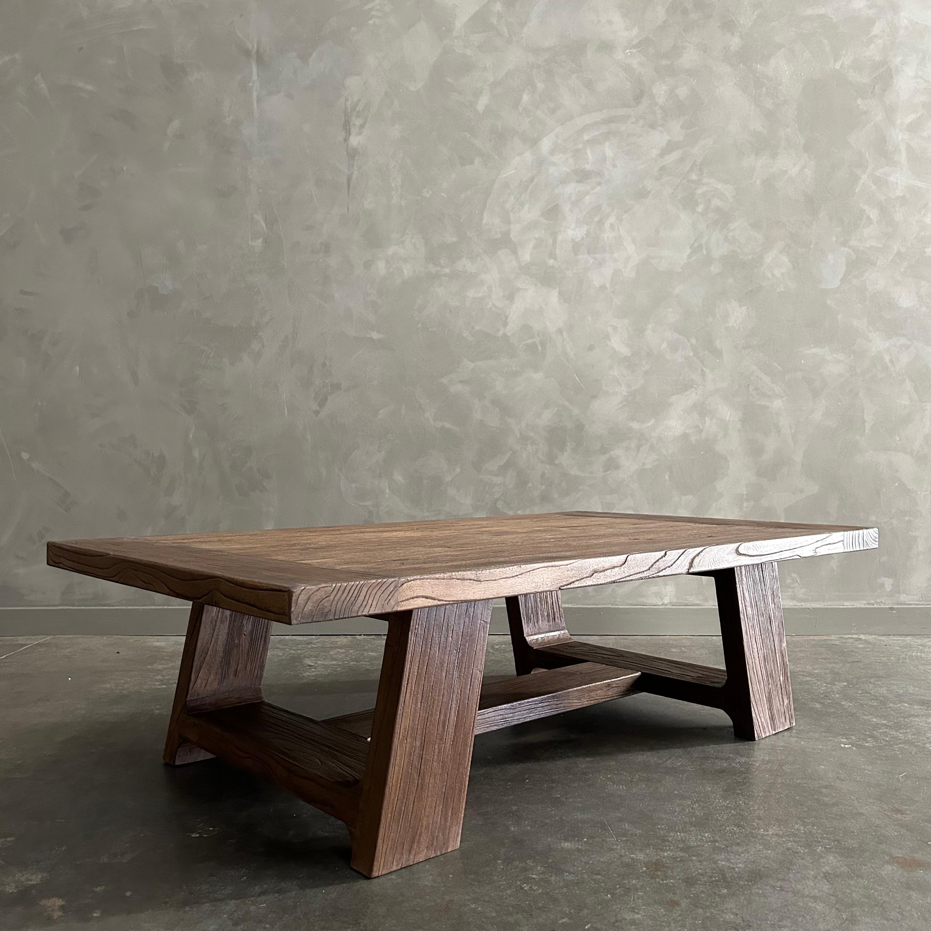 Mesa baja de madera de olmo recuperada en acabado nogal en venta 5