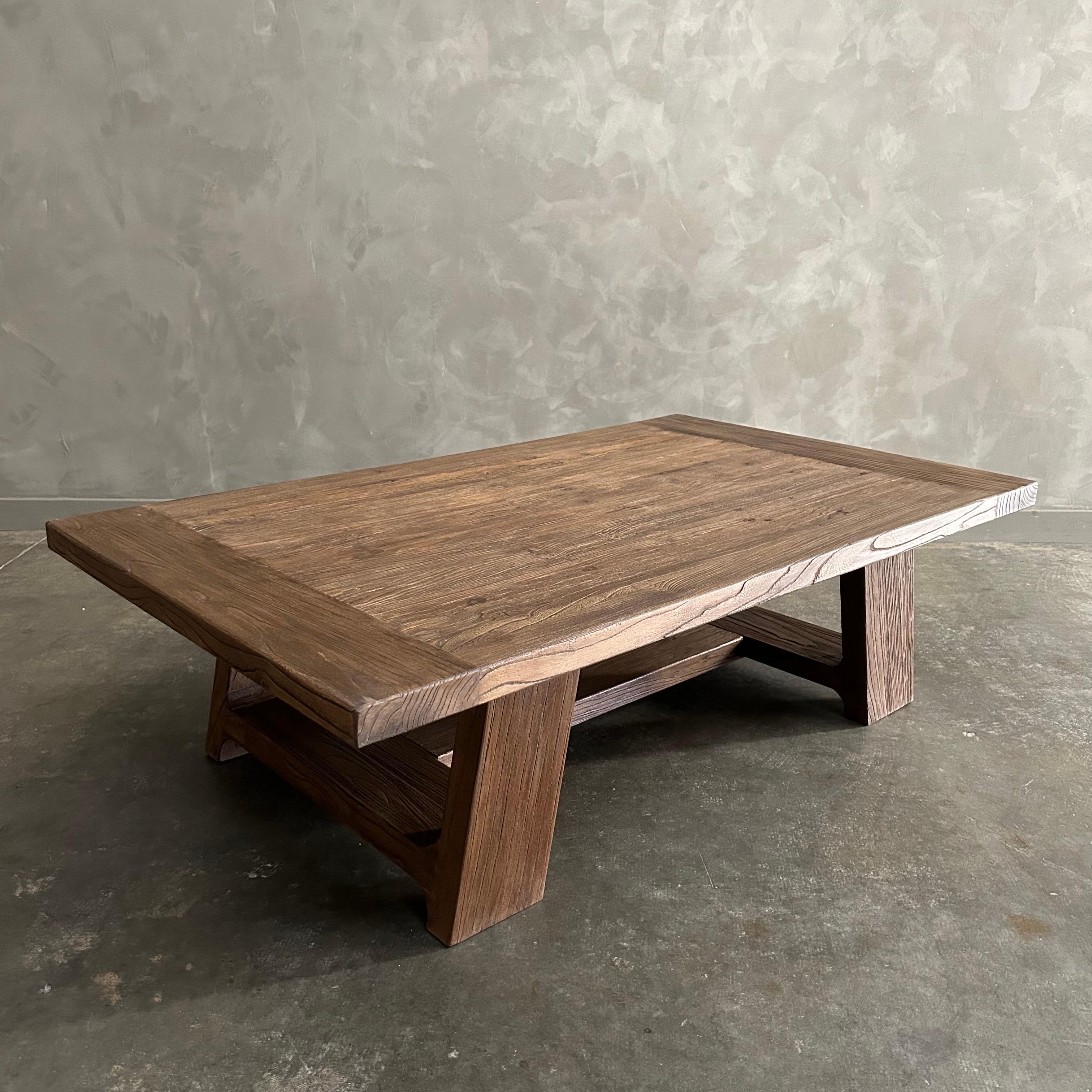 Mesa baja de madera de olmo recuperada en acabado nogal Moderno orgánico en venta