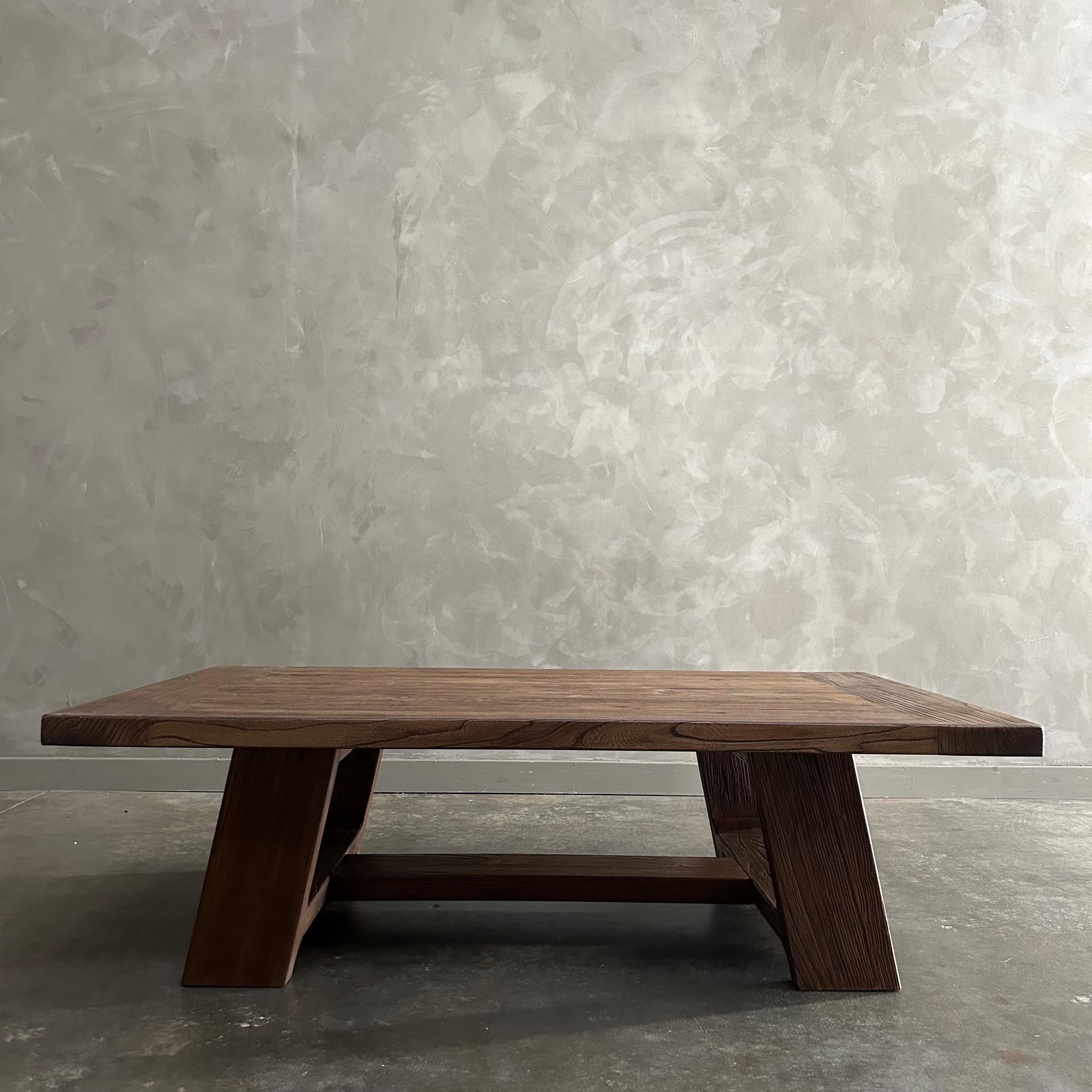 Mesa baja de madera de olmo recuperada en acabado nogal Hecho a mano en venta