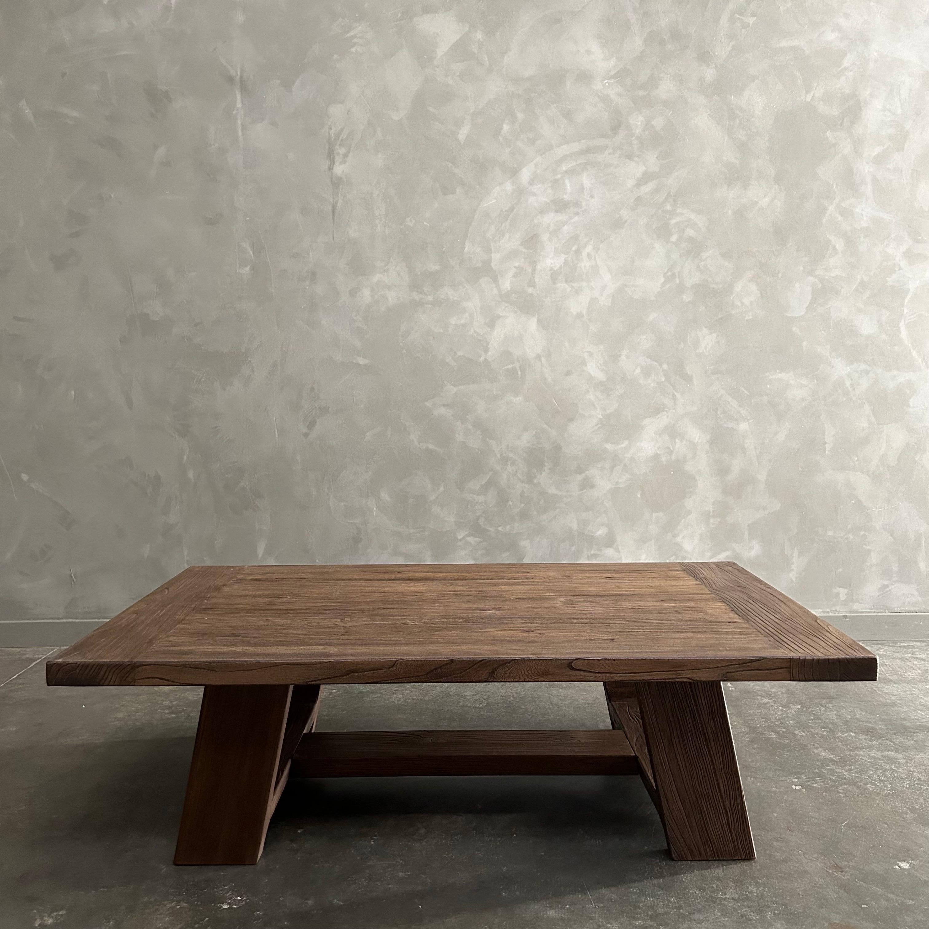 Mesa baja de madera de olmo recuperada en acabado nogal en Nuevo estado para la venta en Old Town Orange, CA
