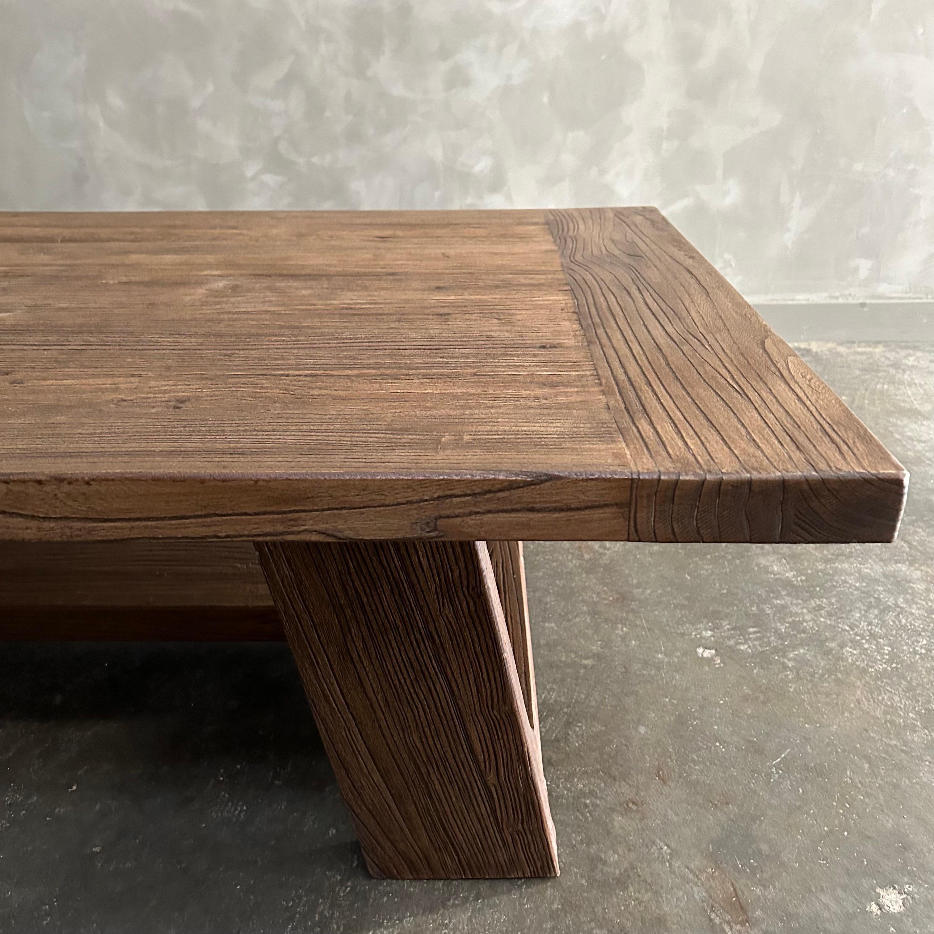 Mesa baja de madera de olmo recuperada en acabado nogal Siglo XXI y contemporáneo en venta