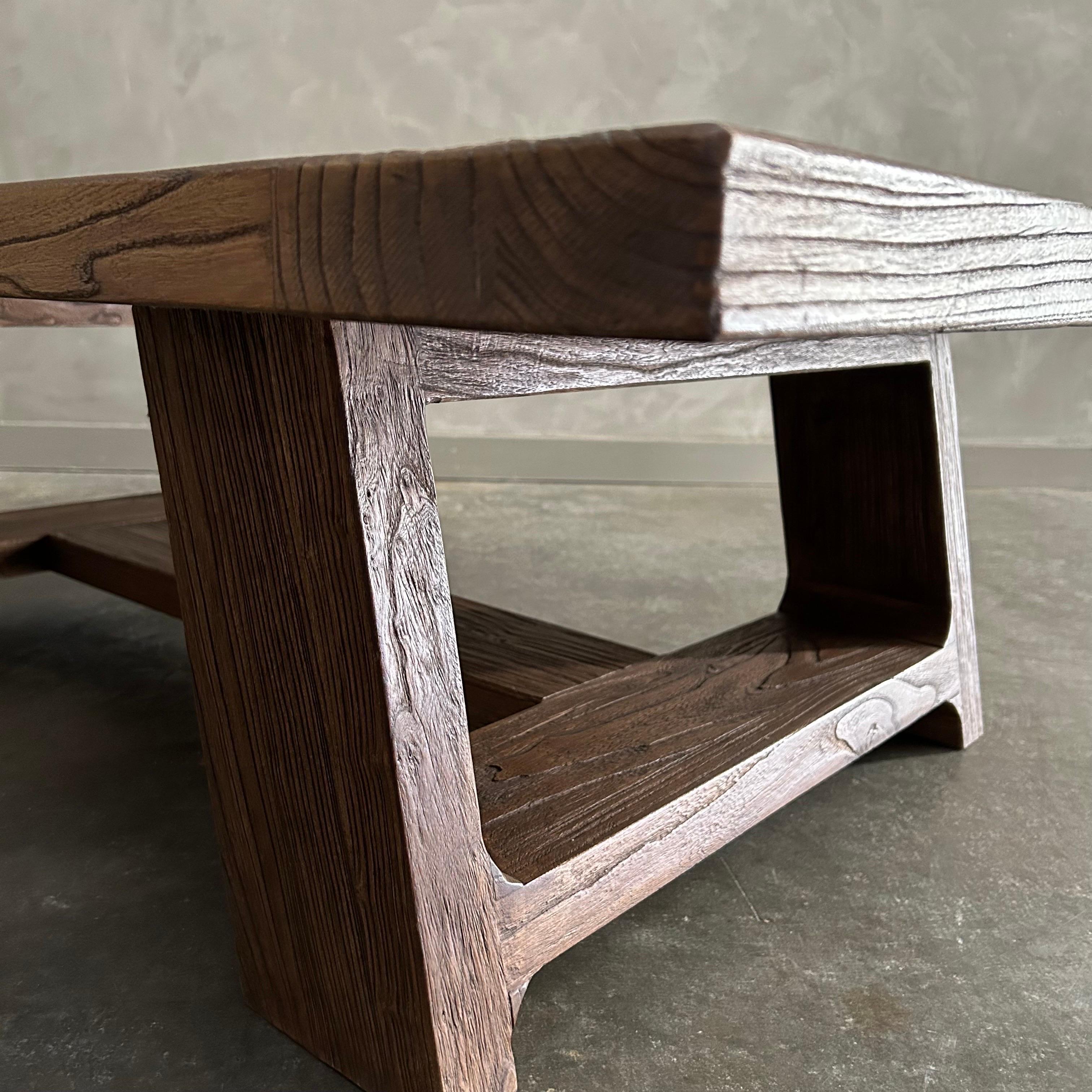 Mesa baja de madera de olmo recuperada en acabado nogal Olmo en venta