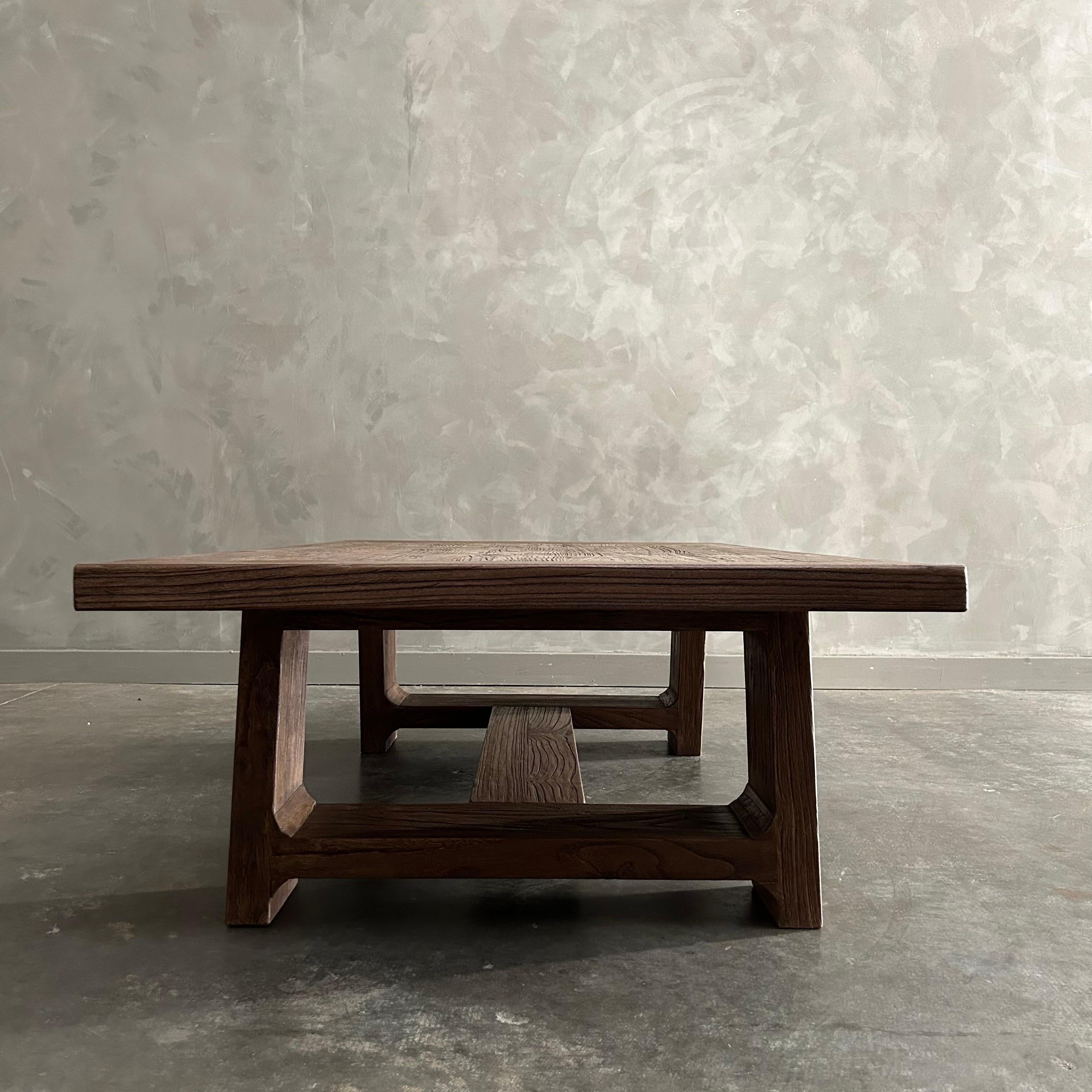 Mesa baja de madera de olmo recuperada en acabado nogal en venta 1