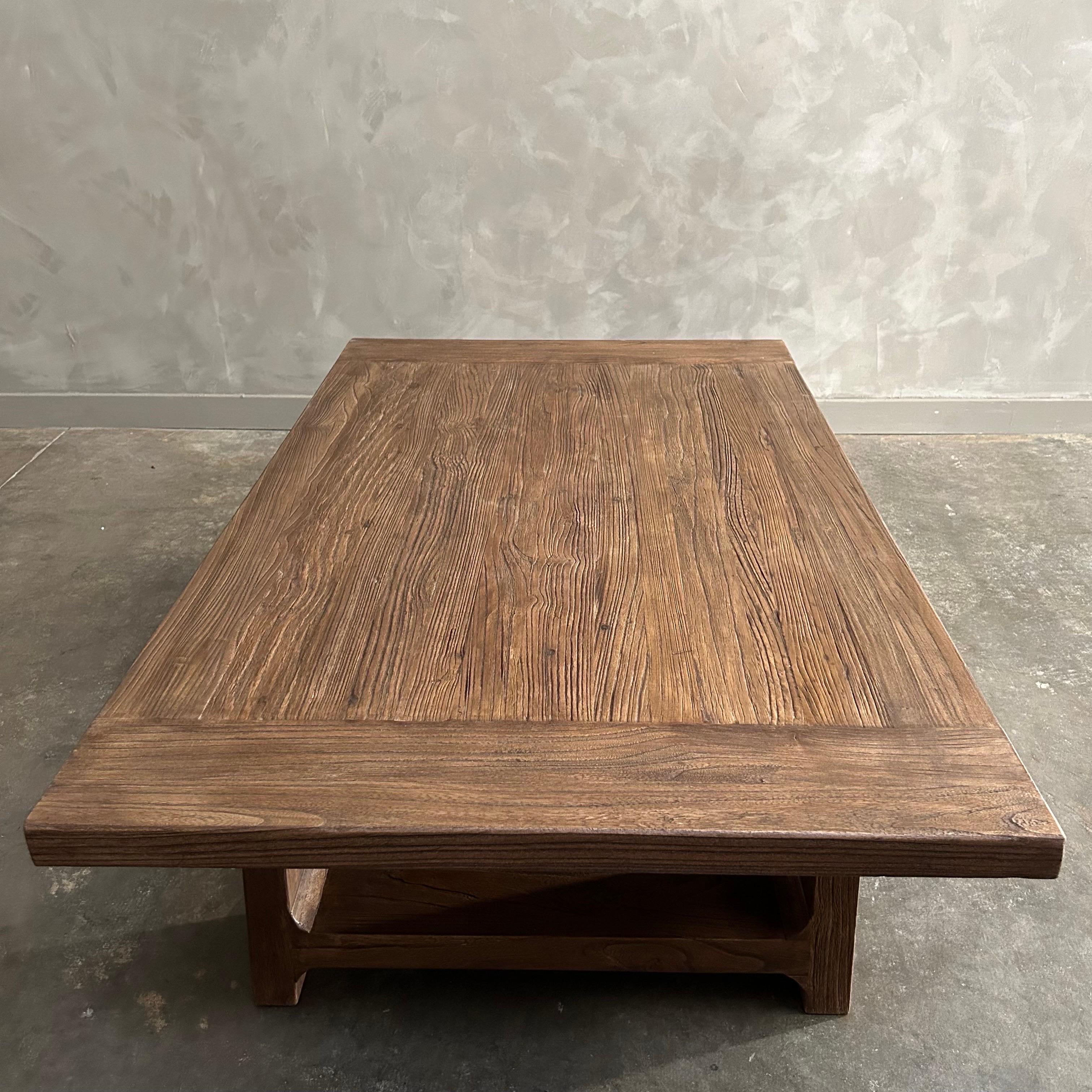 Mesa baja de madera de olmo recuperada en acabado nogal en venta 2