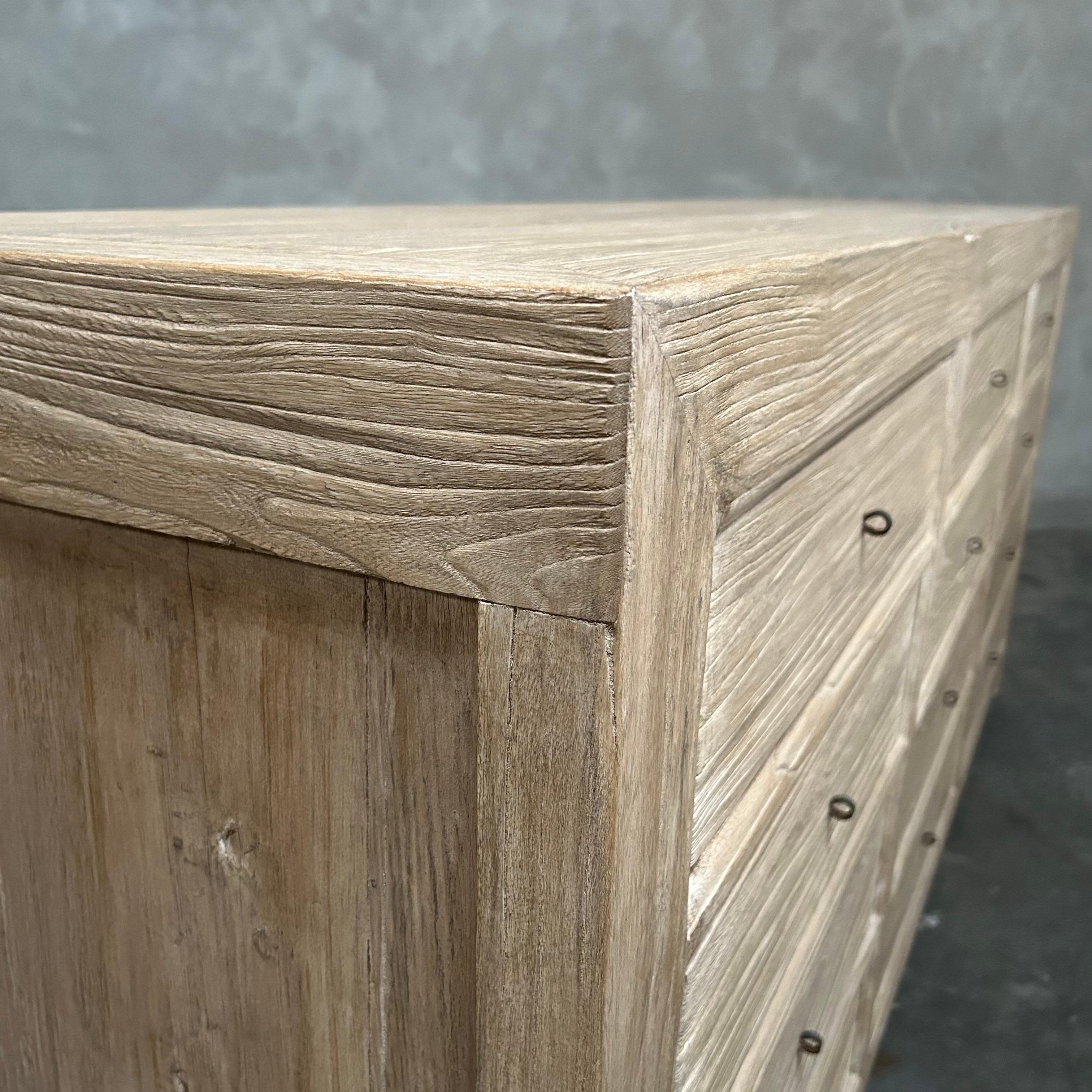 Organico moderno Cassettone o credenza in legno di olmo recuperato in vendita