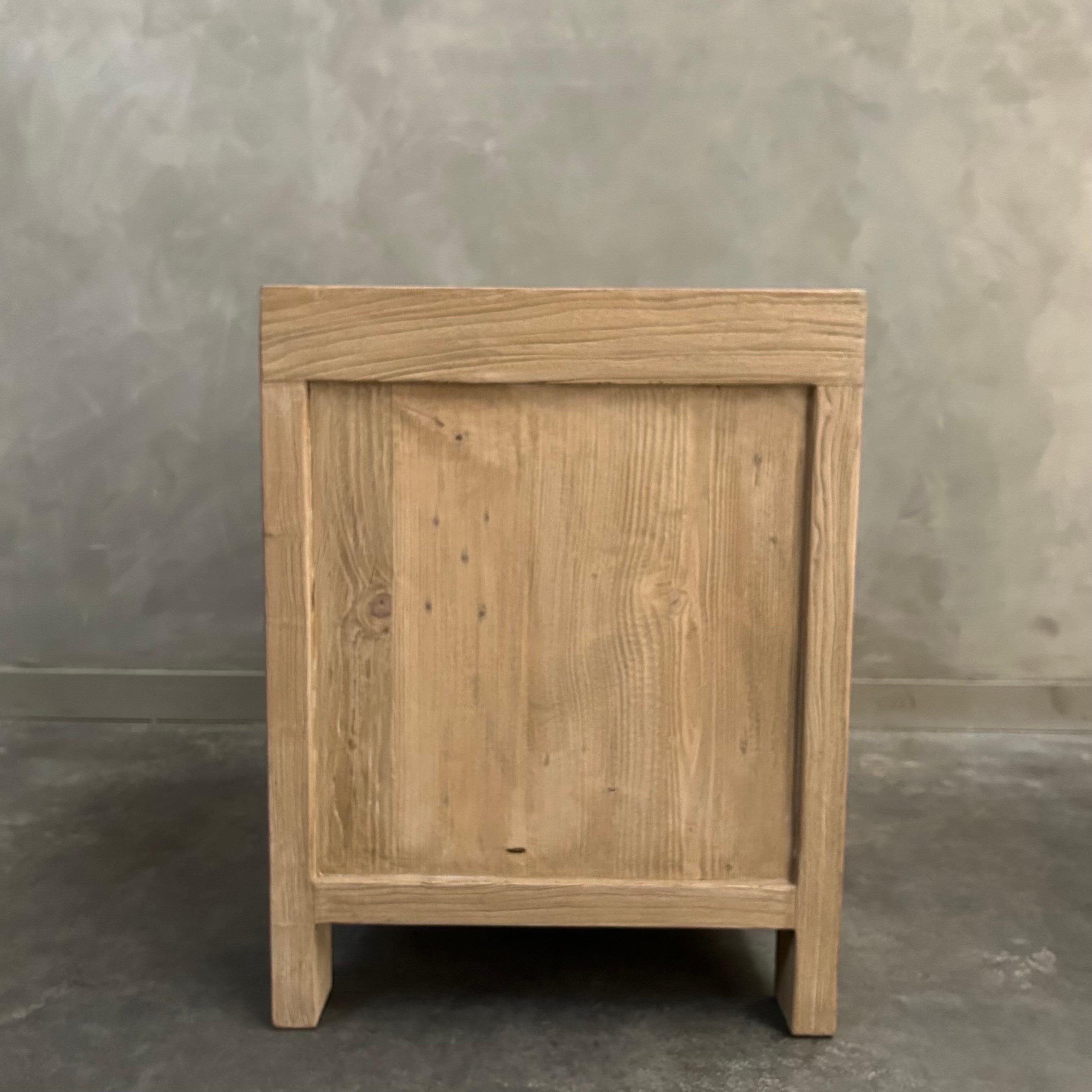 Table de chevet ou d'appoint en bois d'orme recyclé avec tiroir  en vente 4