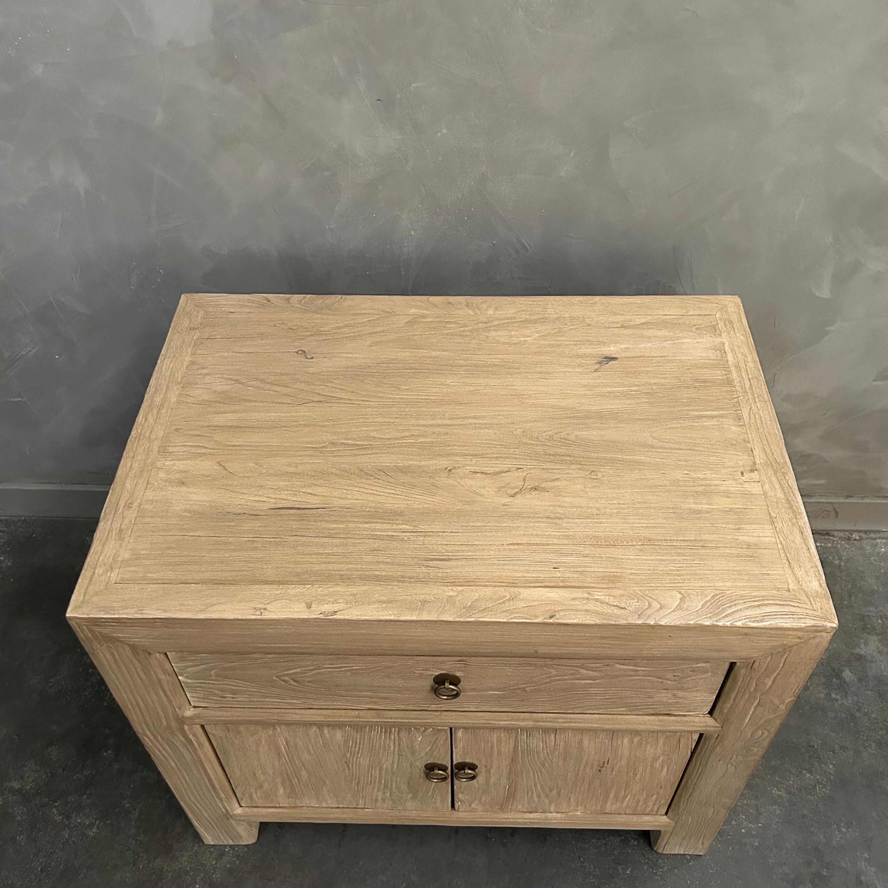 Table de chevet ou d'appoint en bois d'orme recyclé avec tiroir  en vente 8