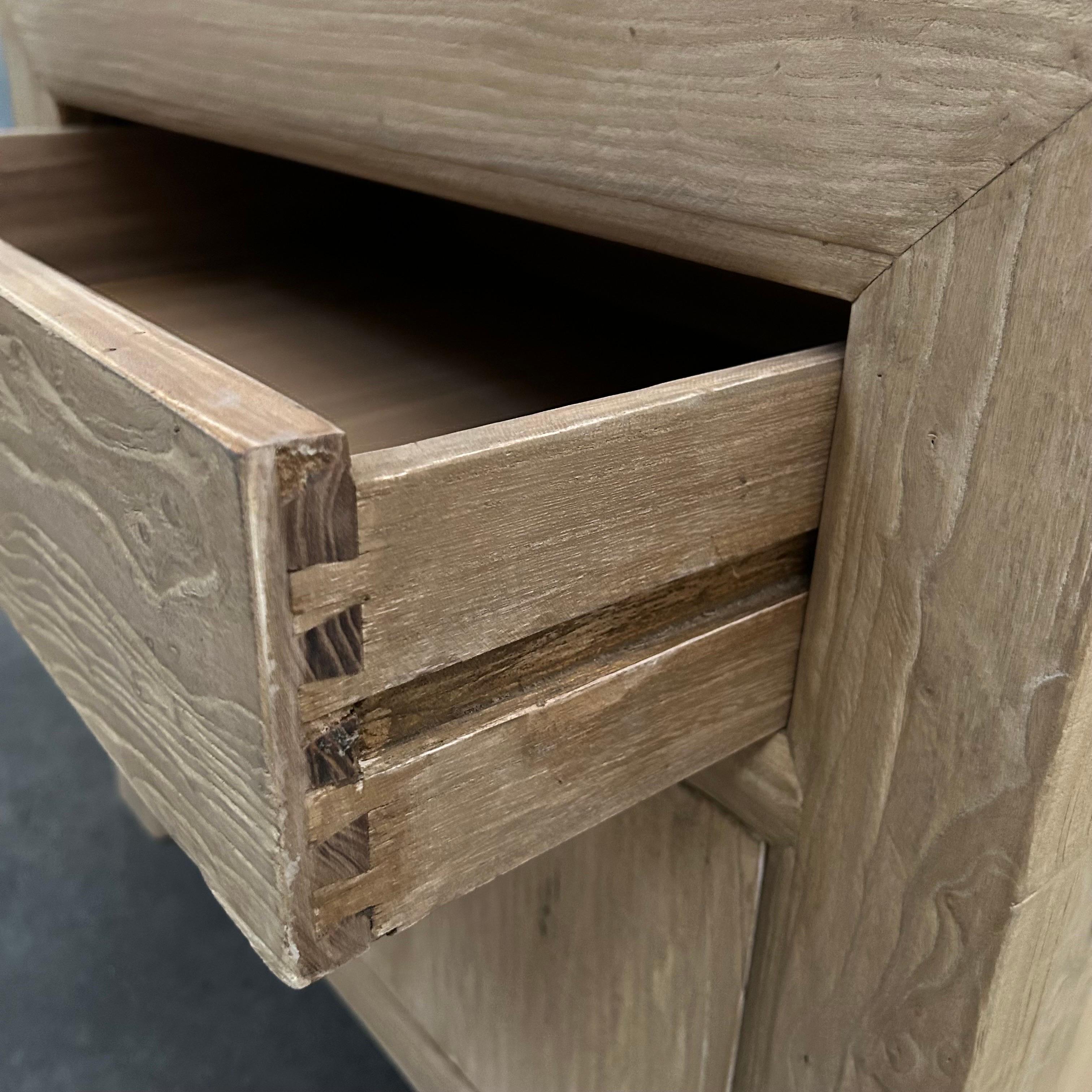 XXIe siècle et contemporain Table de chevet ou d'appoint en bois d'orme recyclé avec tiroir  en vente