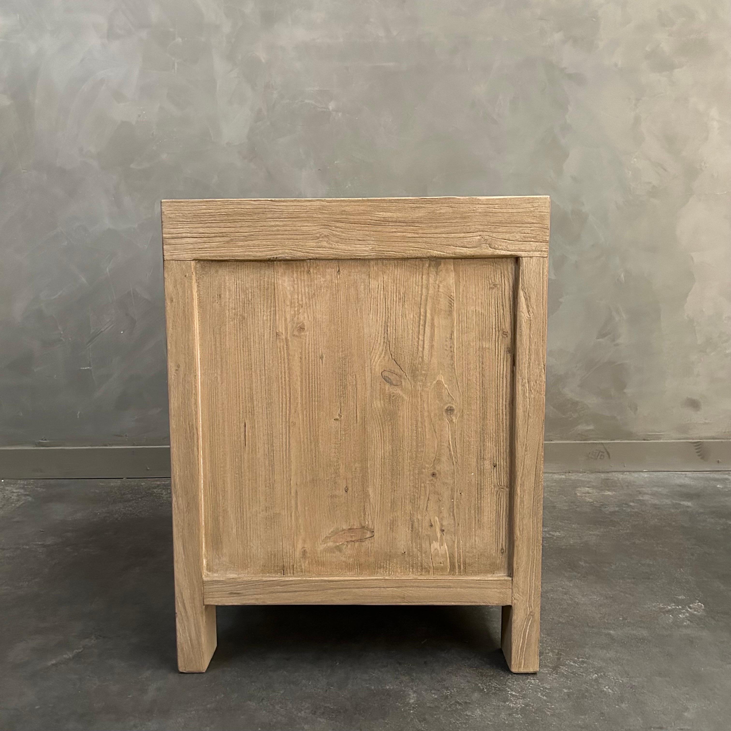 Table de chevet ou d'appoint en bois d'orme recyclé avec tiroir  en vente 2