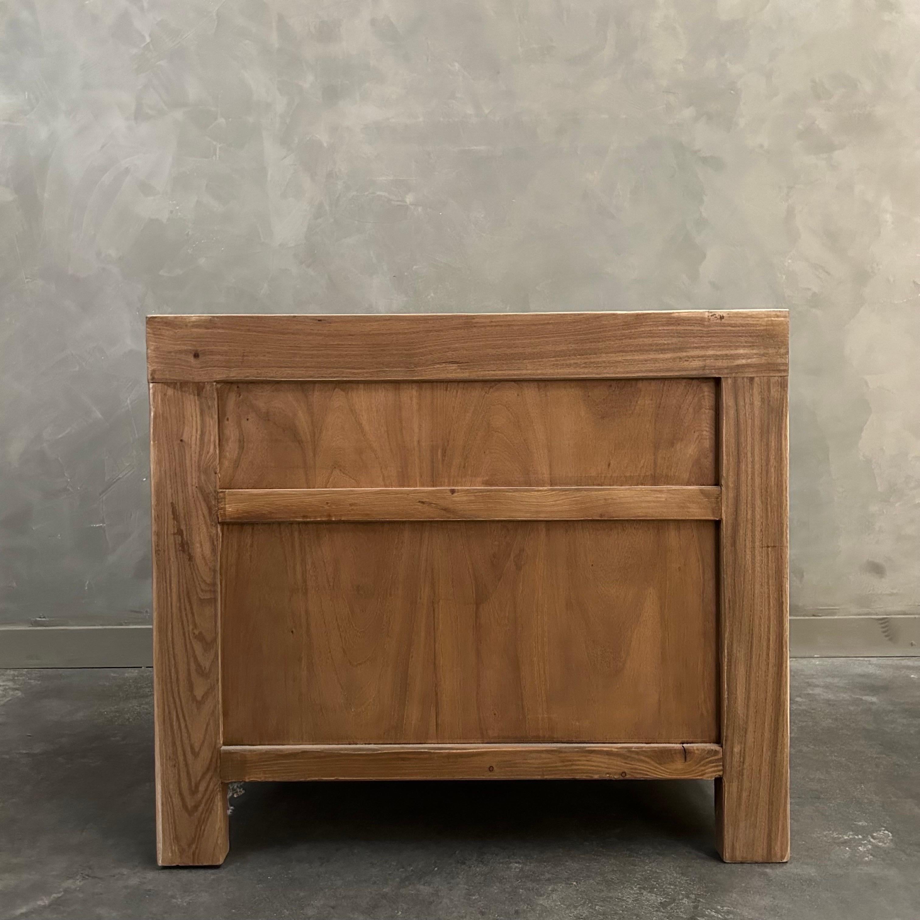 Table de chevet ou d'appoint en bois d'orme recyclé avec tiroir  en vente 3