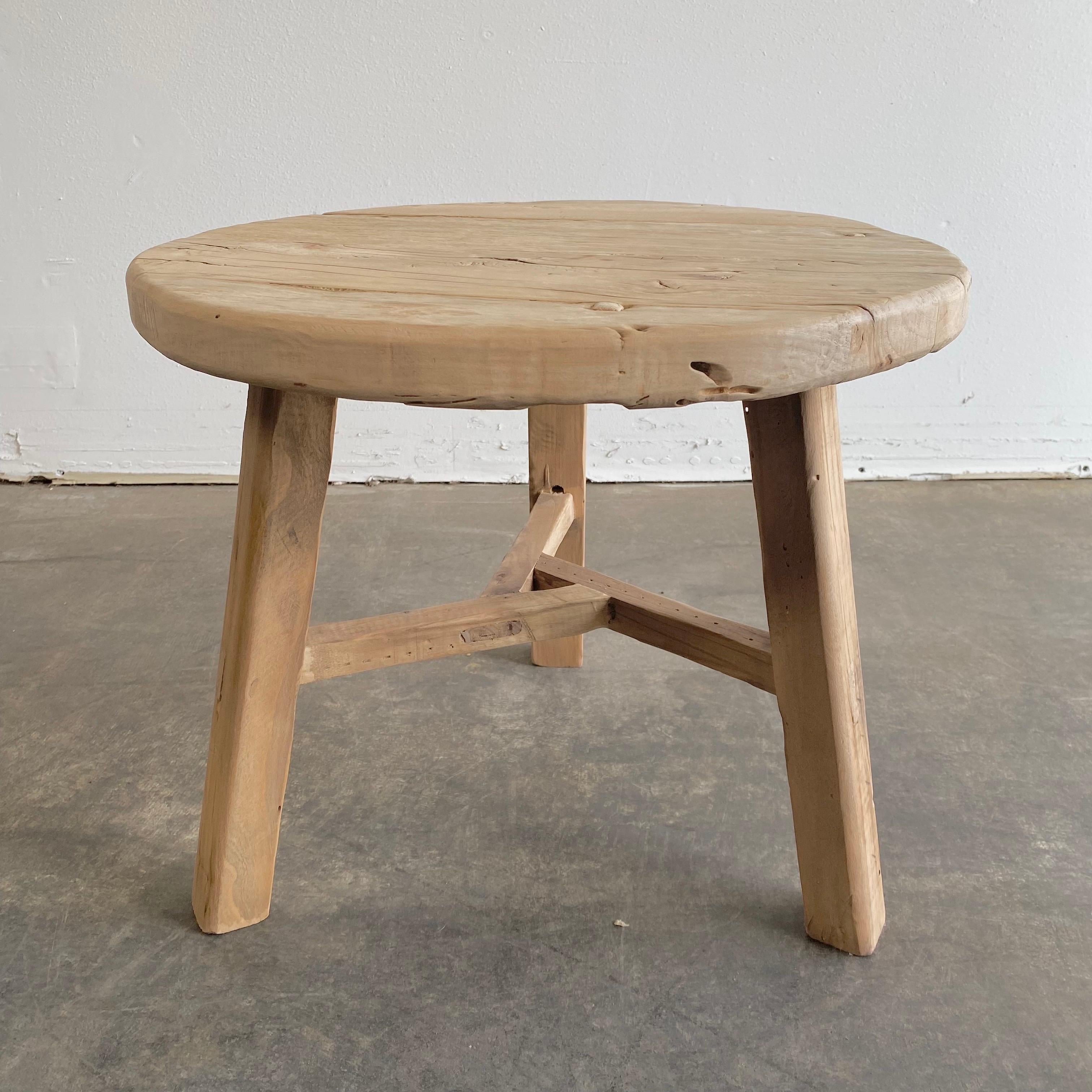 Table d'appoint ronde naturelle fabriquée à partir de bois d'orme récupéré. Finition naturelle brute, un miel chaud avec des tons gris dans le bois. Solide et robuste, une table d'appoint idéale à côté d'un lit, d'un canapé ou de chaises. Peut être
