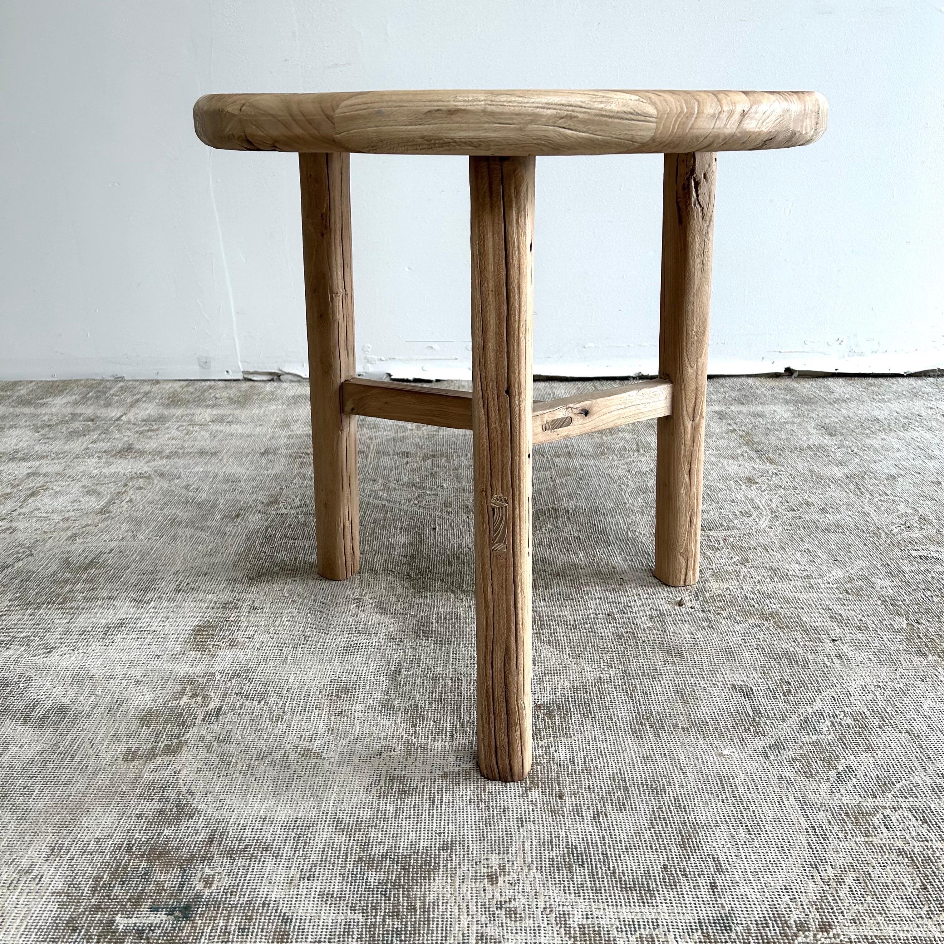 20ième siècle Table d'appoint en bois d'orme récupéré, finition naturelle en vente
