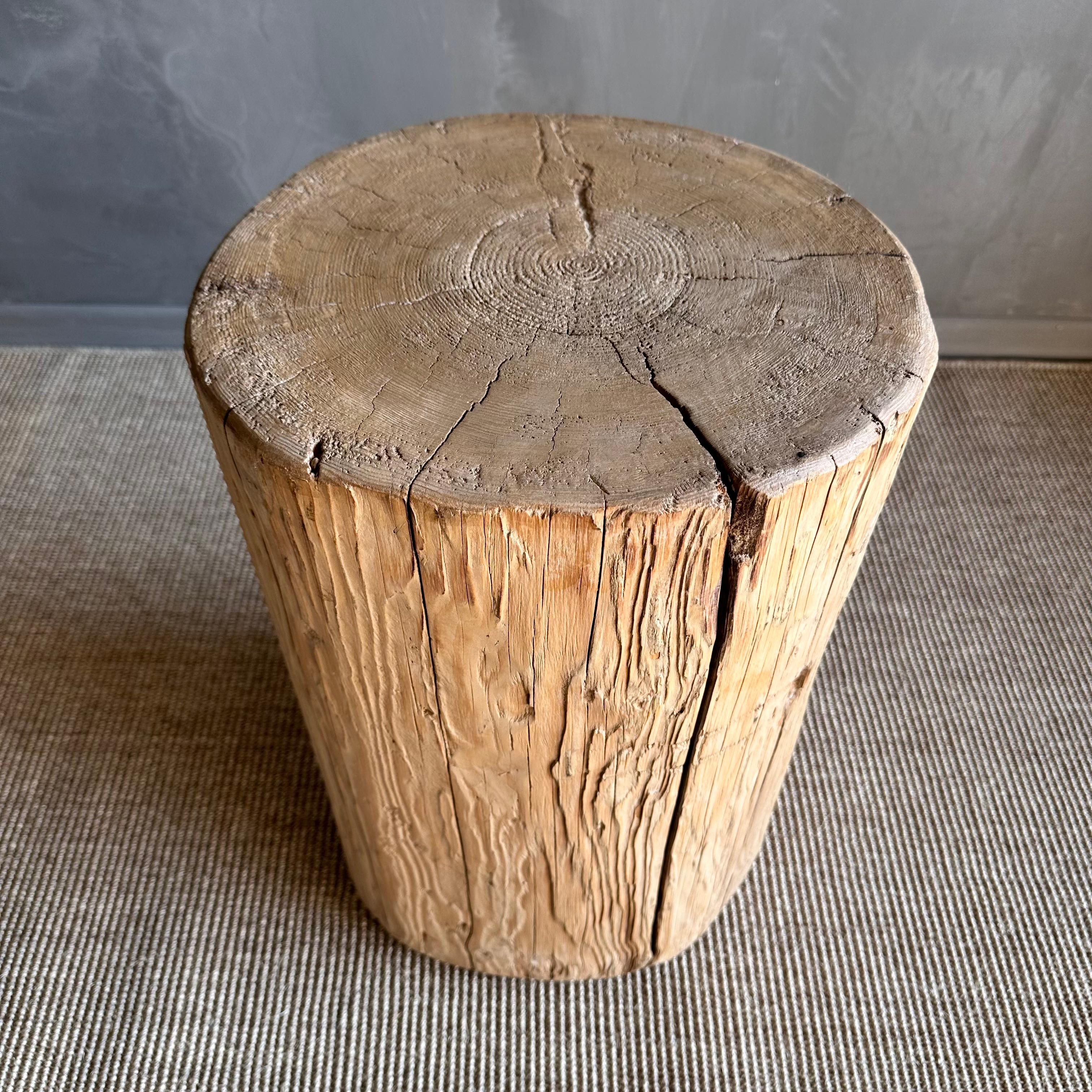 Aufgearbeitete Ulme Wood Beistelltisch Stumpf (Organische Moderne) im Angebot