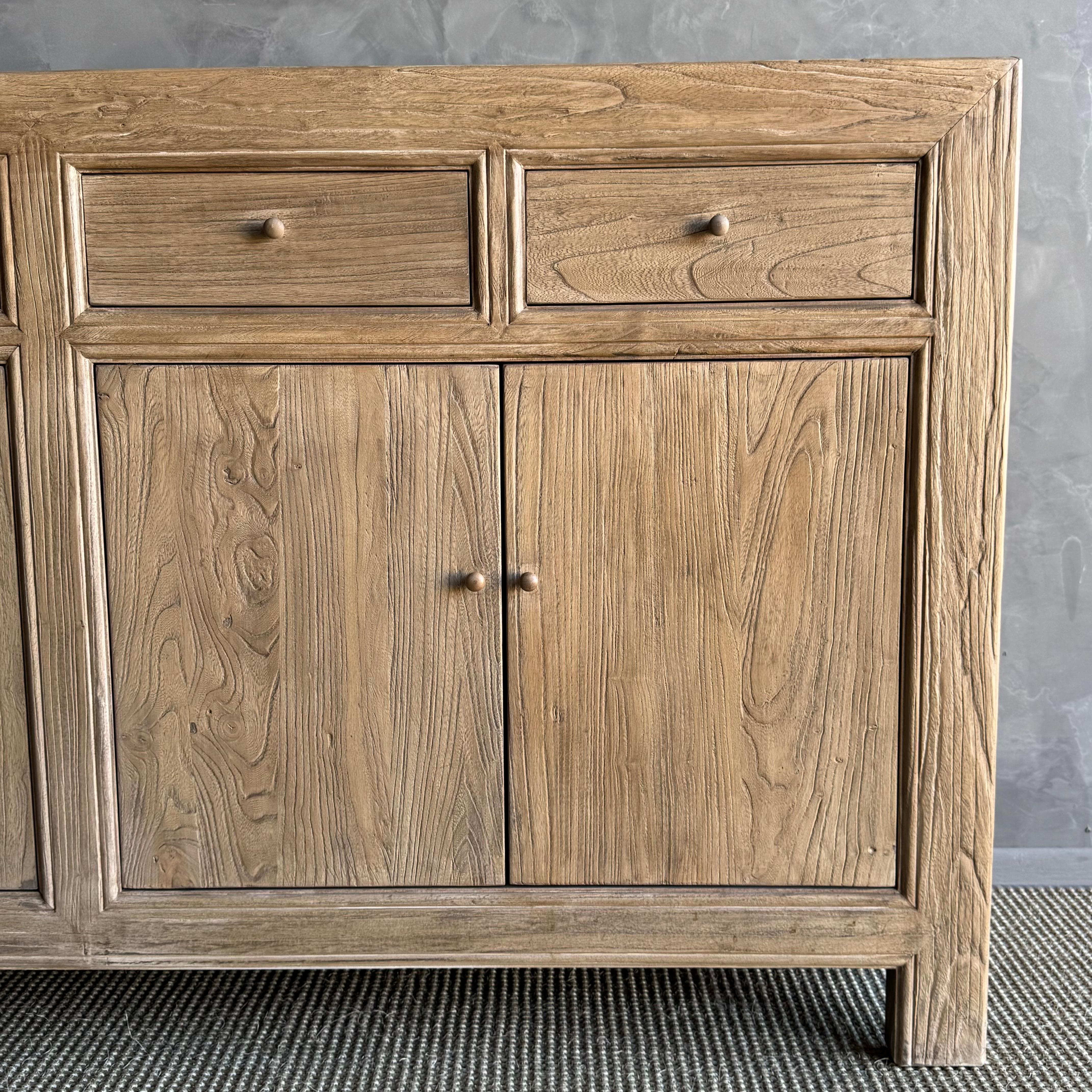 Armario de madera de olmo recuperada con puertas y cajones Moderno orgánico en venta