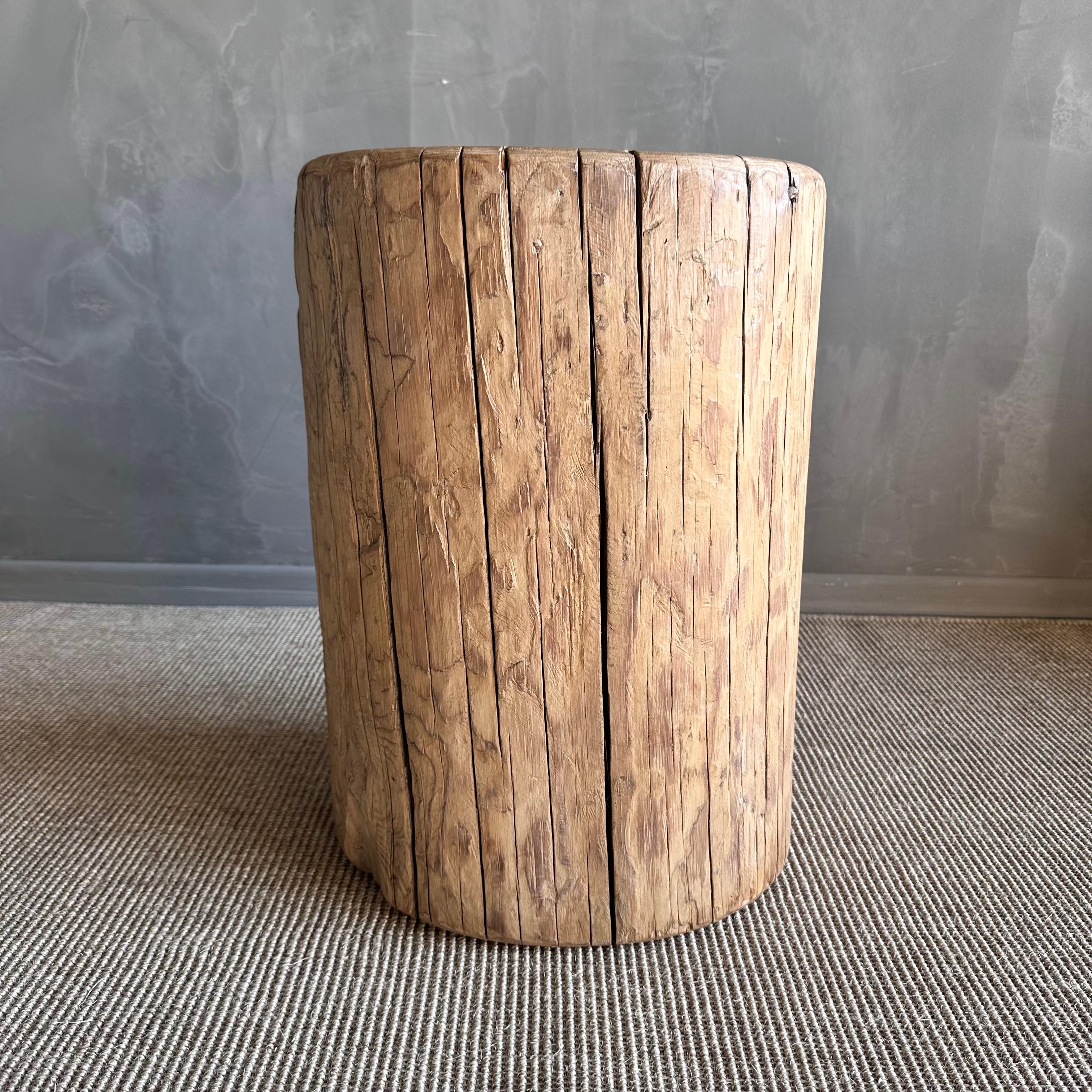 Wiederaufbereitete Ulme Wood Stump Beistelltisch (Organische Moderne) im Angebot