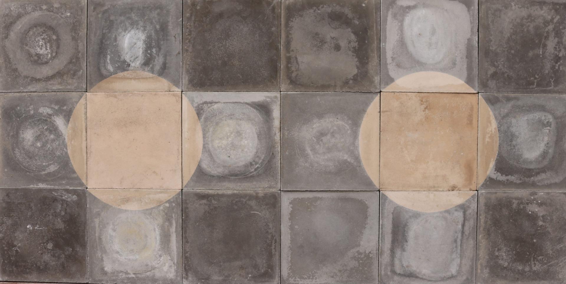 Reclaimed Encaustic Tiles In Fair Condition For Sale In Wormelow, Herefordshire