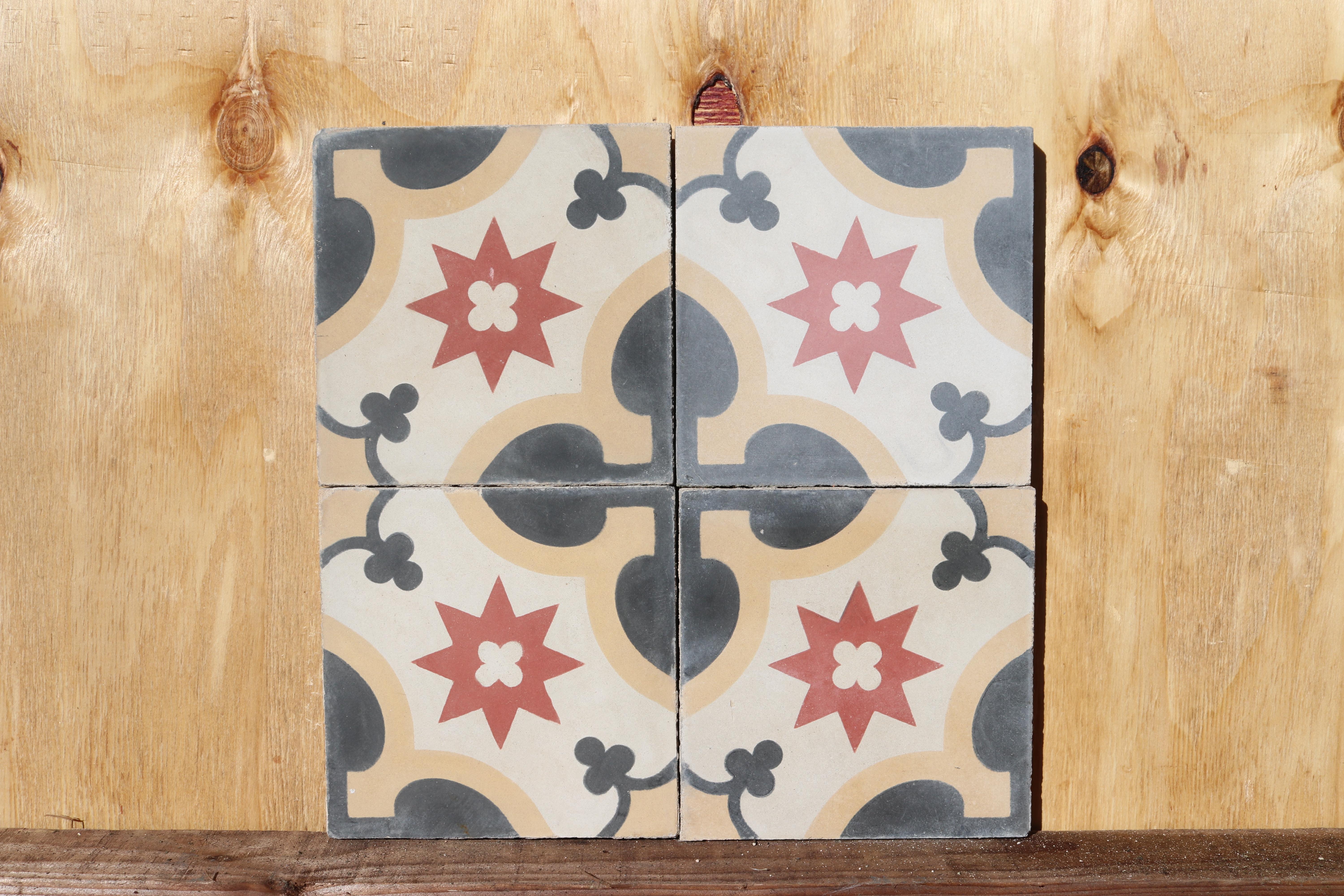 Reclaimed Encaustic Tiles with Pattern In Fair Condition For Sale In Wormelow, Herefordshire