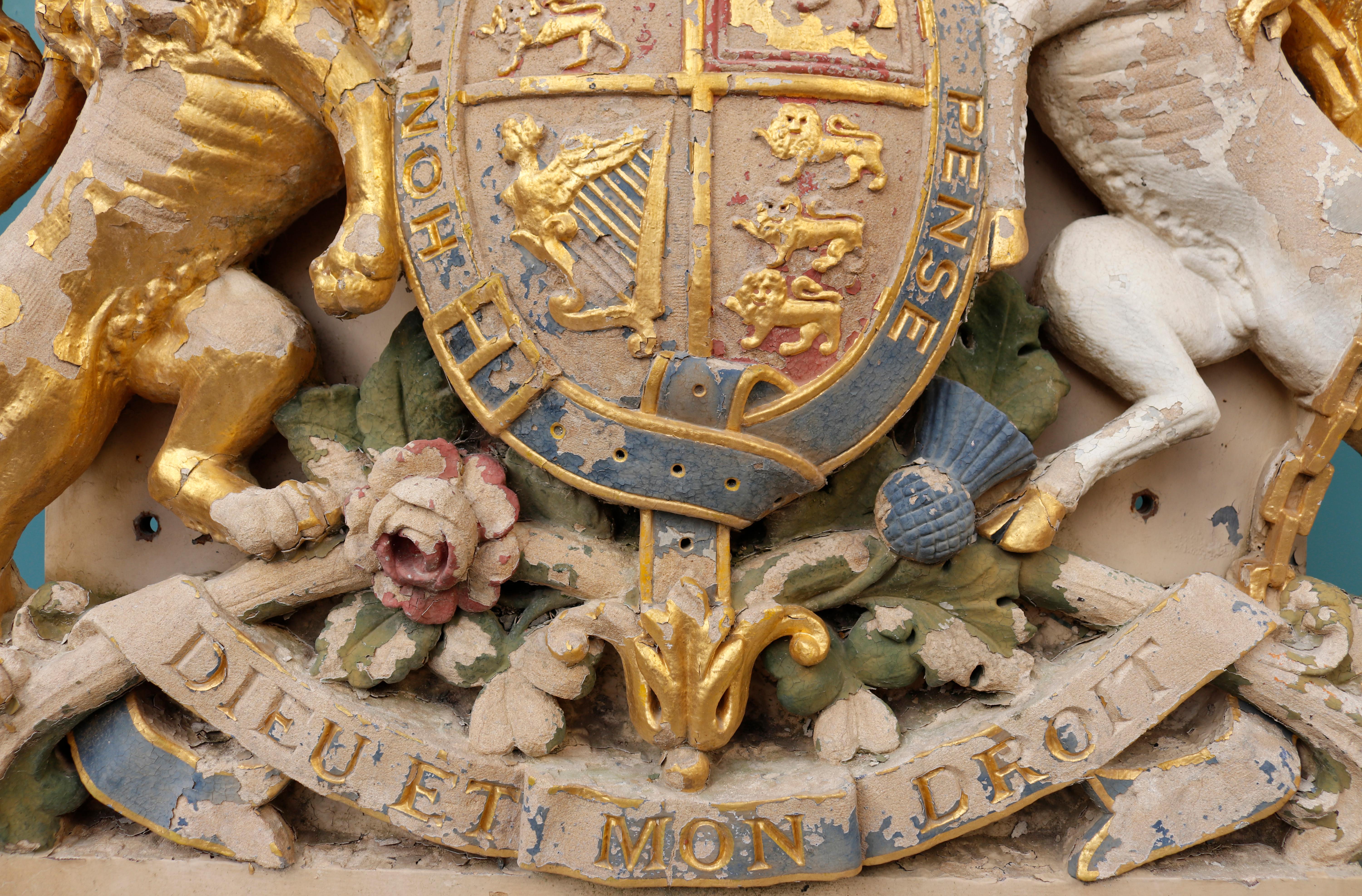 An Antique English Carved Bath Stone Crest or Coat of Arms In Fair Condition For Sale In Wormelow, Herefordshire