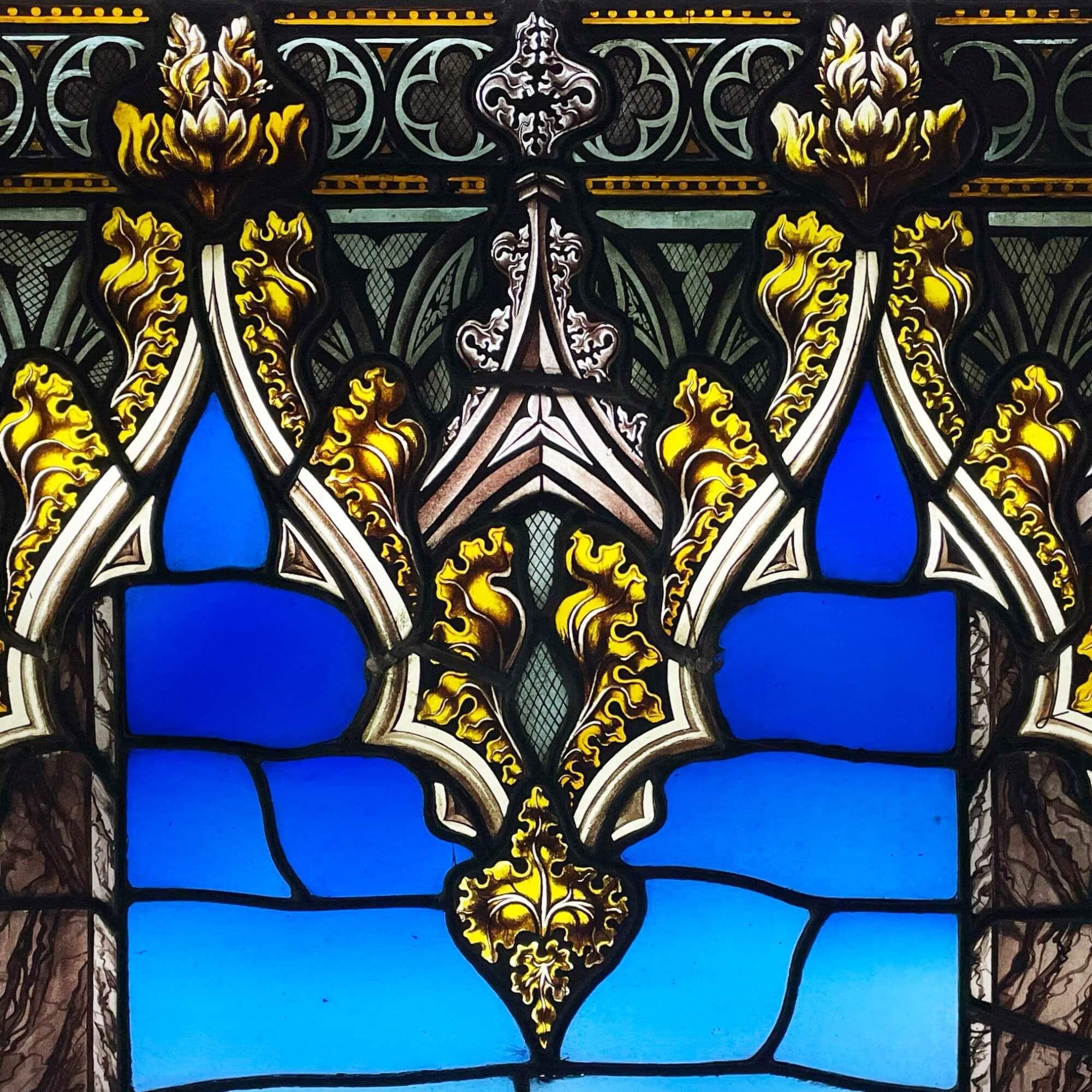 Panneau décoratif de vitrail anglais récupéré, retiré de l'église Holy Trinity, High Street, Wordsley, Stourbridge (construite en 1831) et réputé avoir été conservé depuis. Ce panneau, dont on pense qu'il faisait autrefois partie d'une fenêtre plus