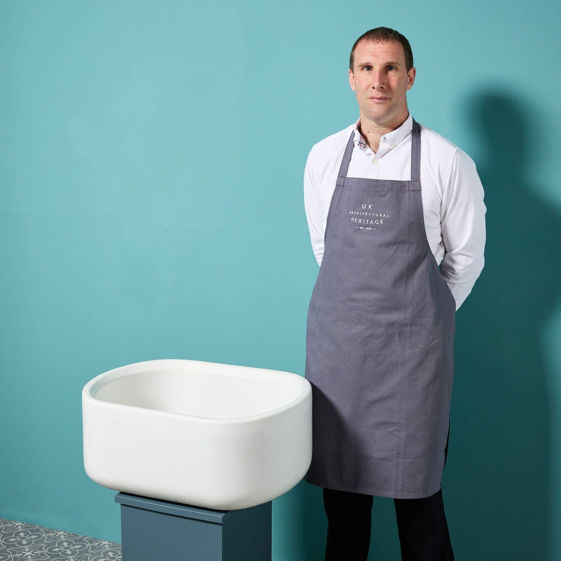 Ein ungewöhnlich geformtes englisches ovales Belfast-Waschbecken, das aus einer britischen Fabrik zurückgewonnen wurde. Mit dem Originalabfluss ausgestattet, ist dieses wiederaufbereitete Belfast-Spülbecken die perfekte Ergänzung für eine moderne