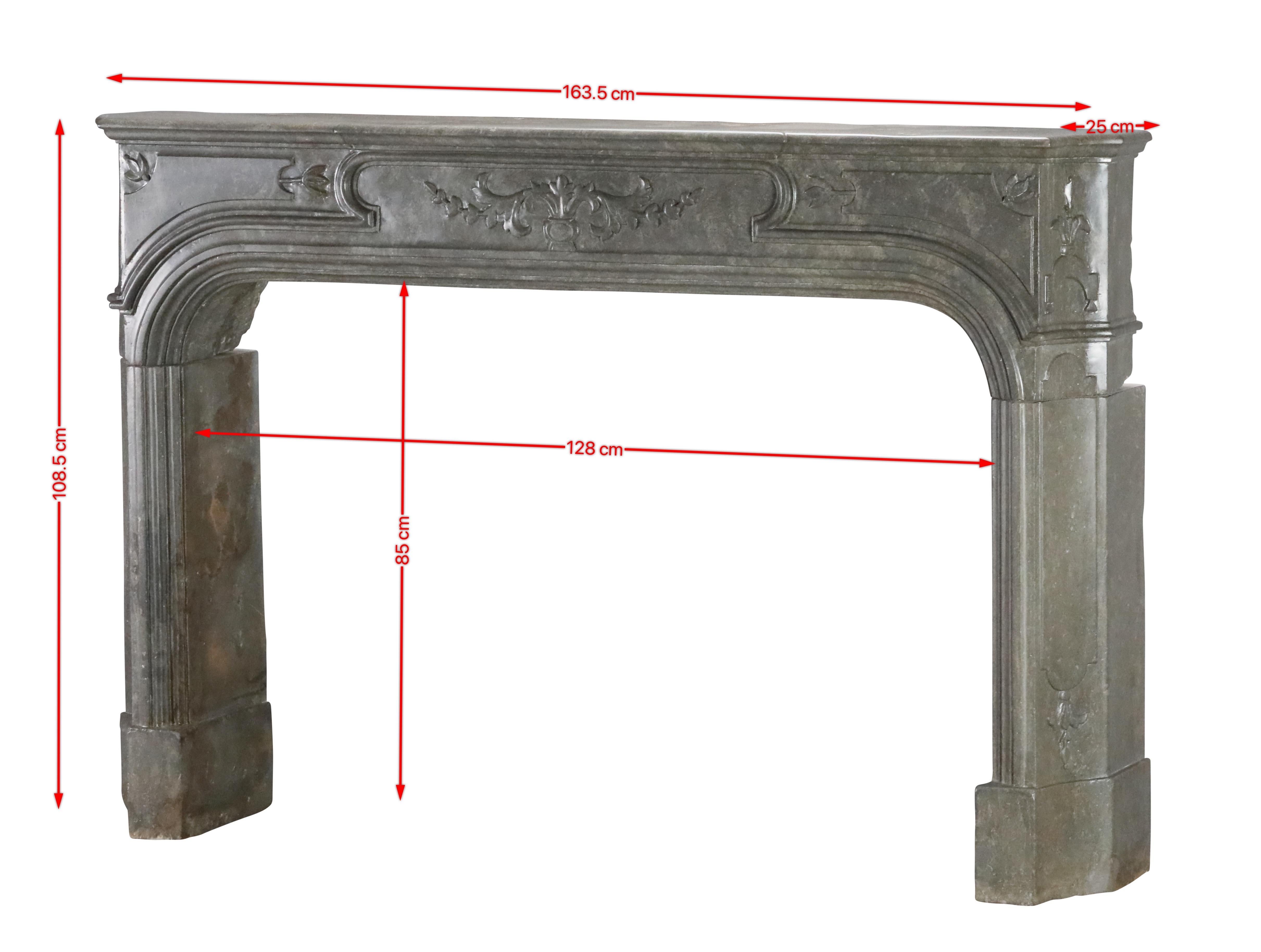 Cornice per camino d'epoca in pietra francese Greene & Greene con un restauro sulla parte anteriore. Questo caminetto d'epoca originale francese recuperato del XVIII secolo è disponibile a un buon prezzo, mentre è un ottimo elemento architettonico