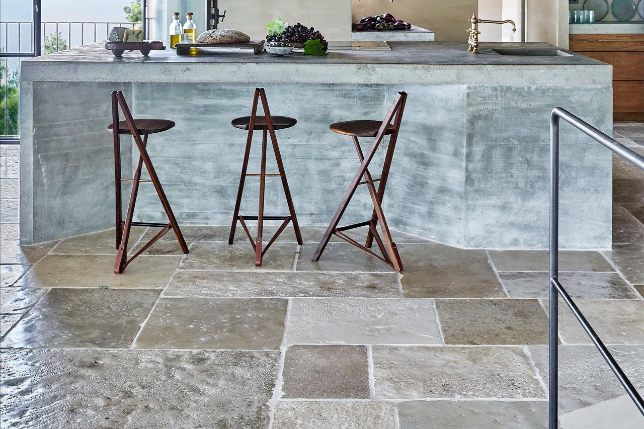 Antique Dalles de Burgundy are reclaimed limestone flooring from the Burgundy region in France. 

BACKGROUND
Since 25 years we are traveling across France to source the most beautiful antique Burgundy stone floorings. 
We only select the most