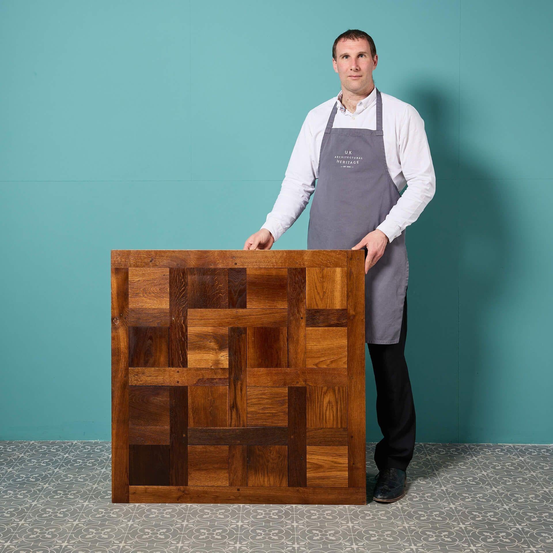 Pavimento francese in parquet de versailles di 89 cm2 recuperato da una grande casa di campagna inglese. 
Questo design senza tempo è un'aggiunta eccezionale sia alle proprietà moderne che a quelle tradizionali, grazie all'esclusivo motivo della