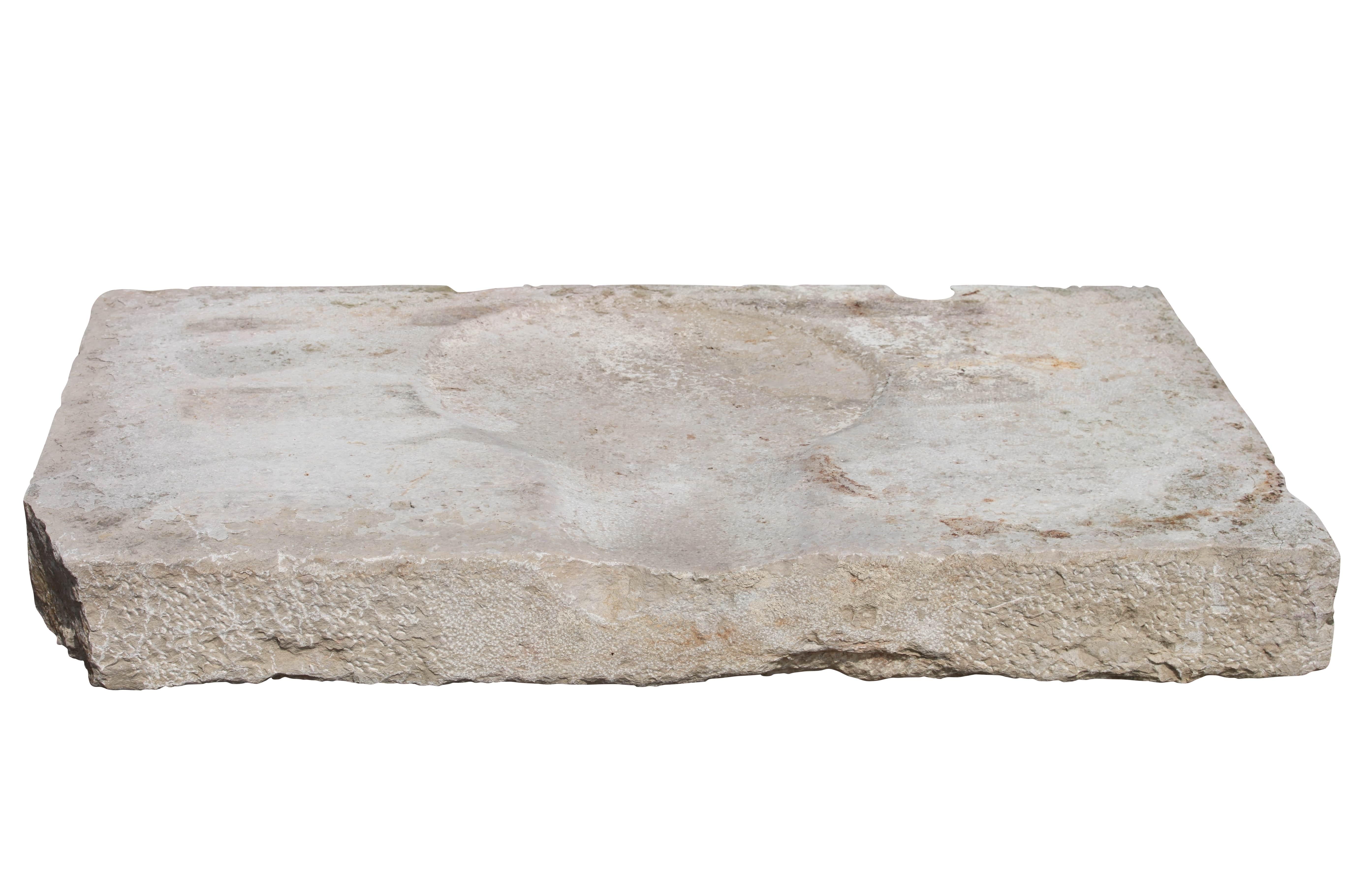 Un bloc original en pierre dure de couleur bordeaux antique avec une partie inférieure centrale. Parfait pour être utilisé comme plateau de table ou pour une base de cheminée à l'esprit Wabi Sabi et peut même être utilisé dans une décoration