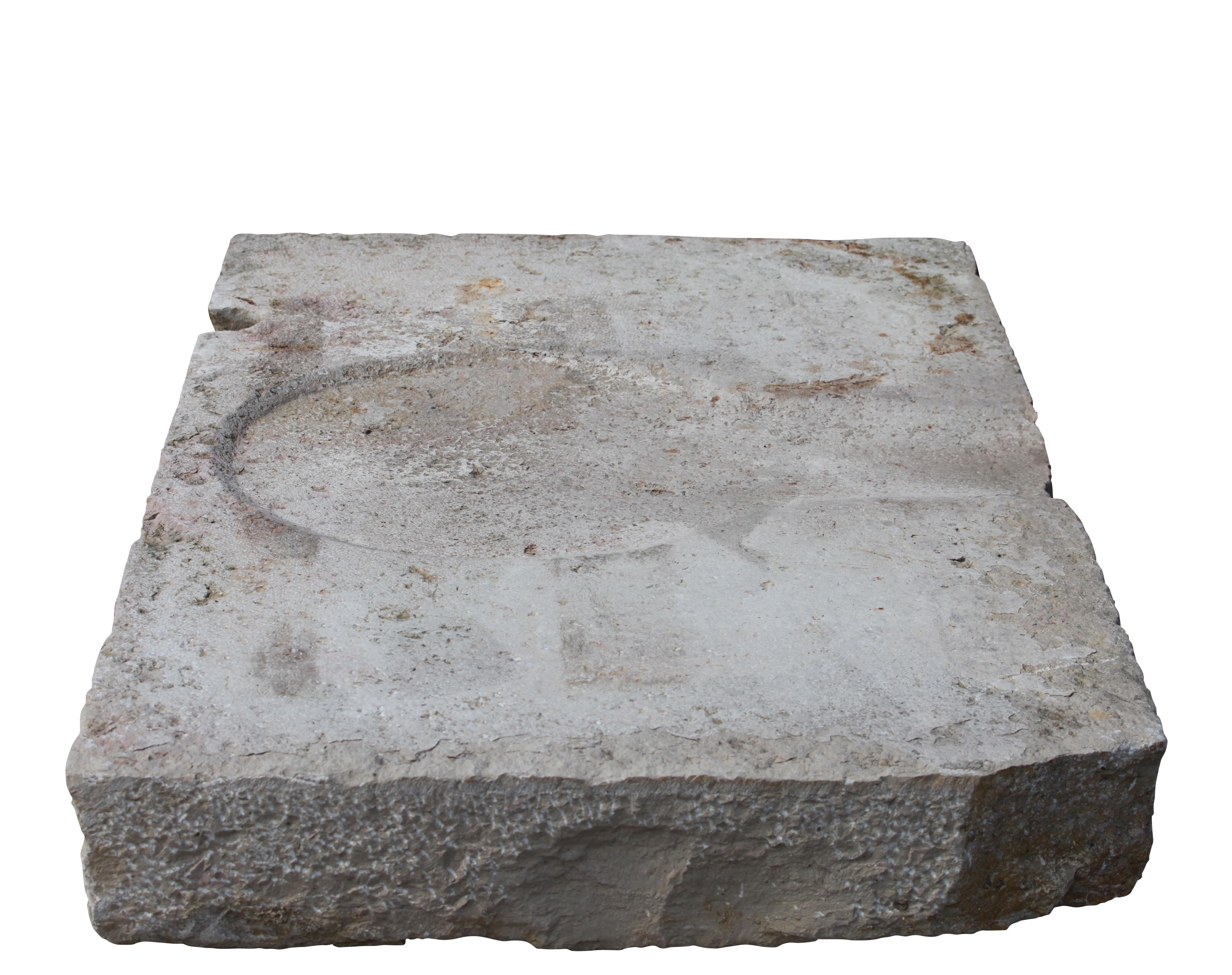 Élément architectural en pierre calcaire récupérée de style rustique français Bon état - En vente à Beervelde, BE