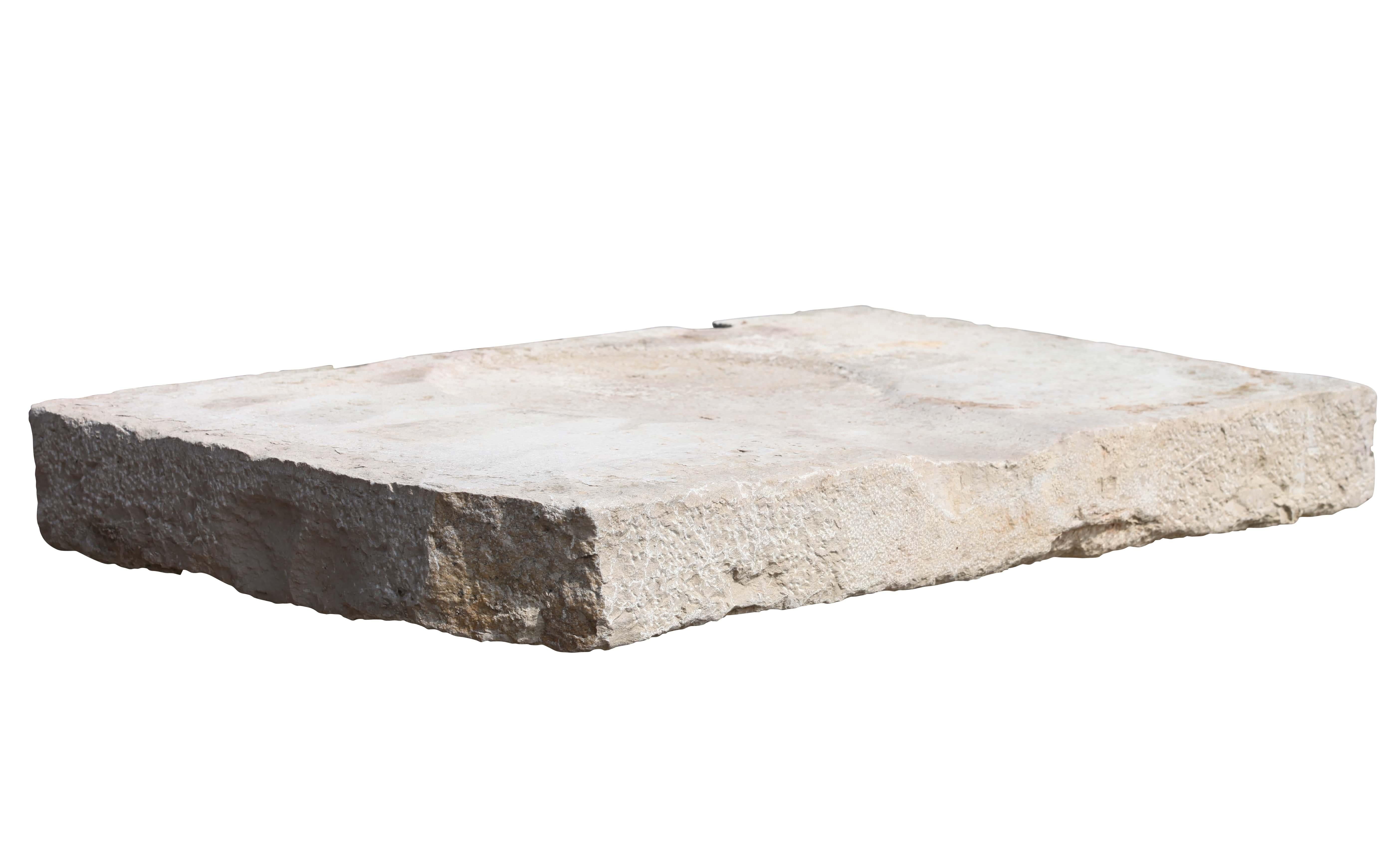 Calcaire Élément architectural en pierre calcaire récupérée de style rustique français en vente