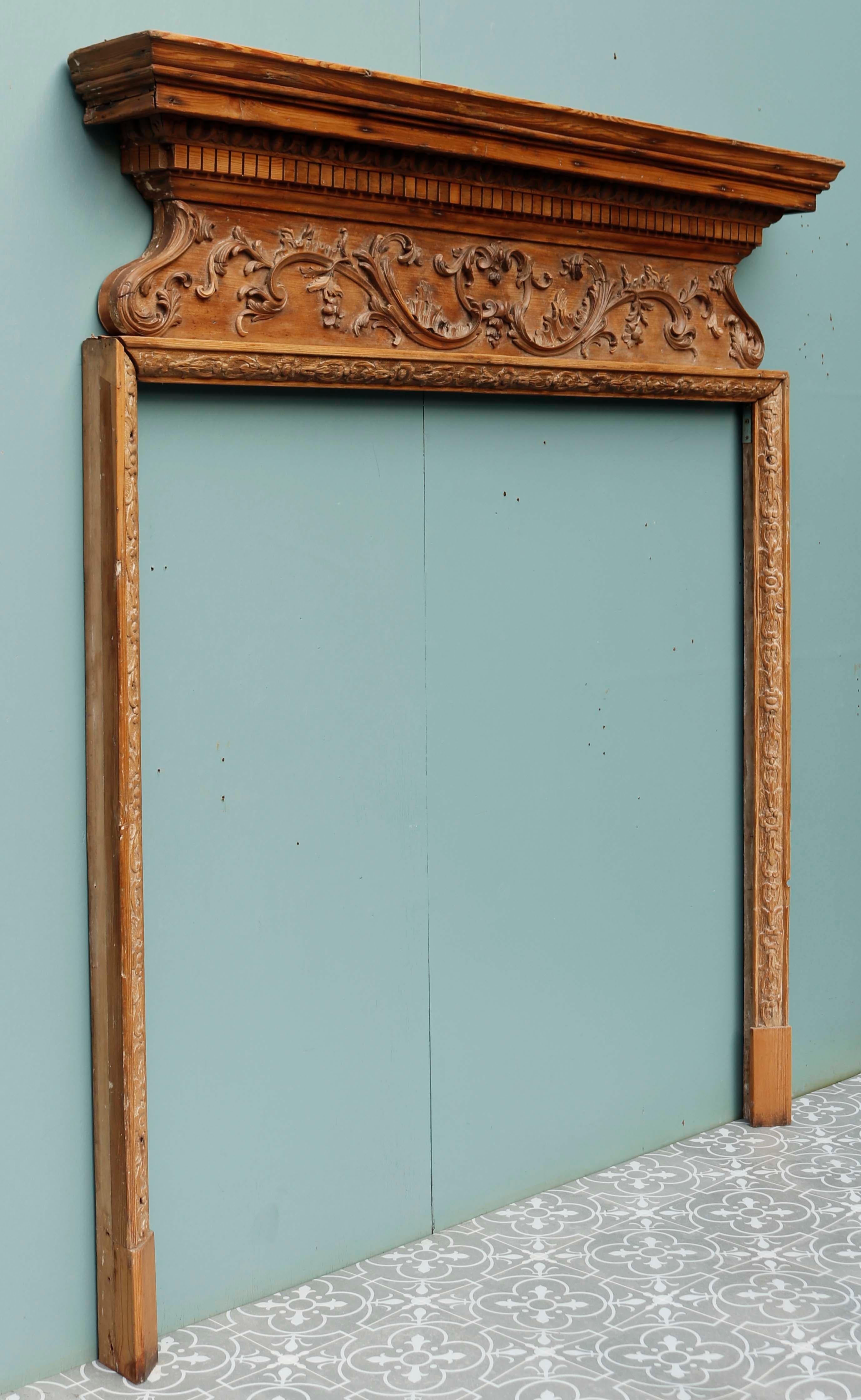 Cheminée ancienne en pin sculpté de style géorgien. Construite en bois de pin décapé, cette cheminée d'époque est ornée d'élégantes moulures sculptées de feuillages et de fleurs le long du manteau, du frise et des jambages.

Datant d'environ 1750,