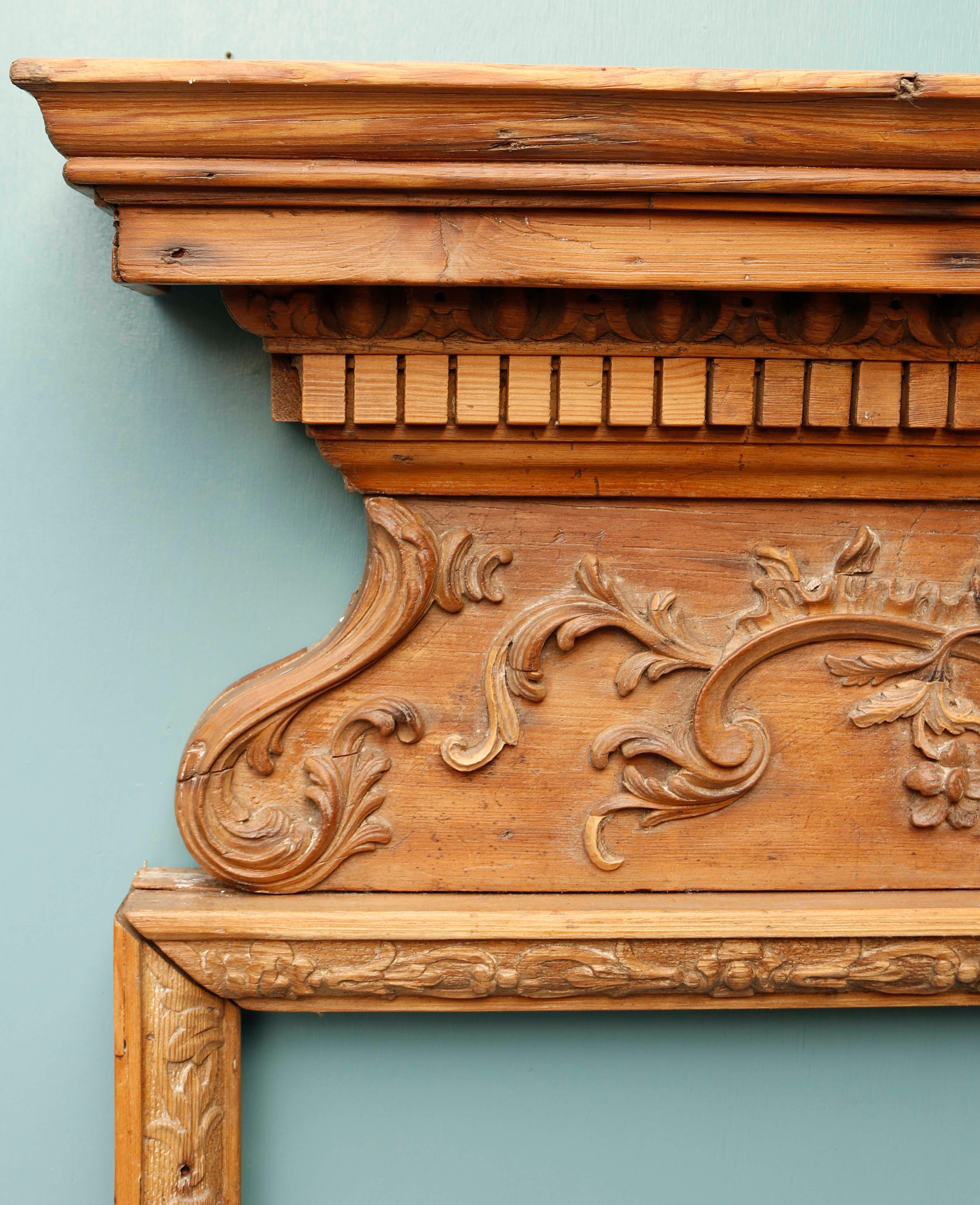 Georgien Cheminée géorgienne ancienne en pin sculpté en vente
