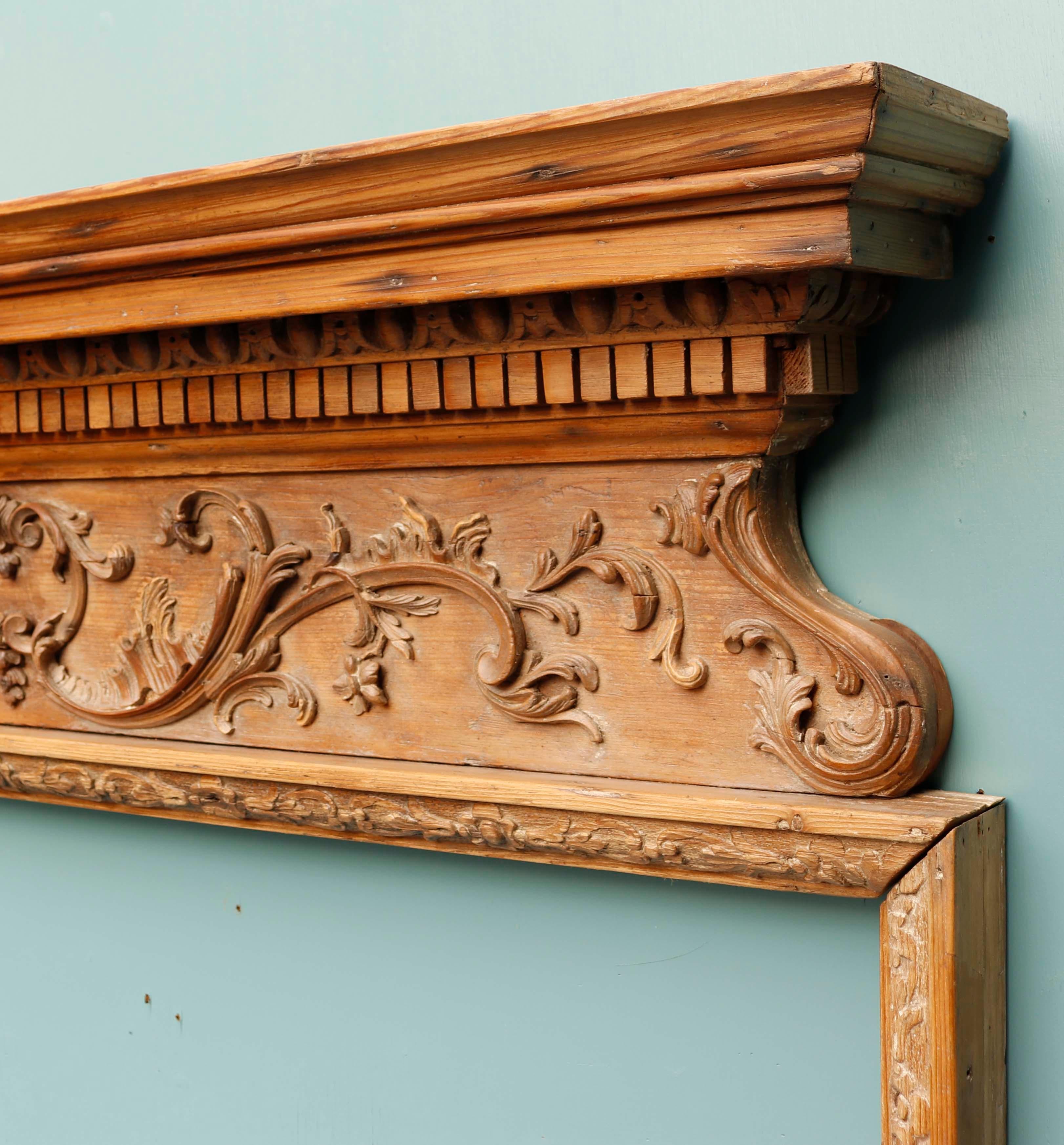 Anglais Cheminée géorgienne ancienne en pin sculpté en vente