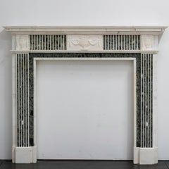 Recycelte Einfassung aus Bildhauer- und Verde-Marmor im georgianischen Stil (Paar verfügbar)