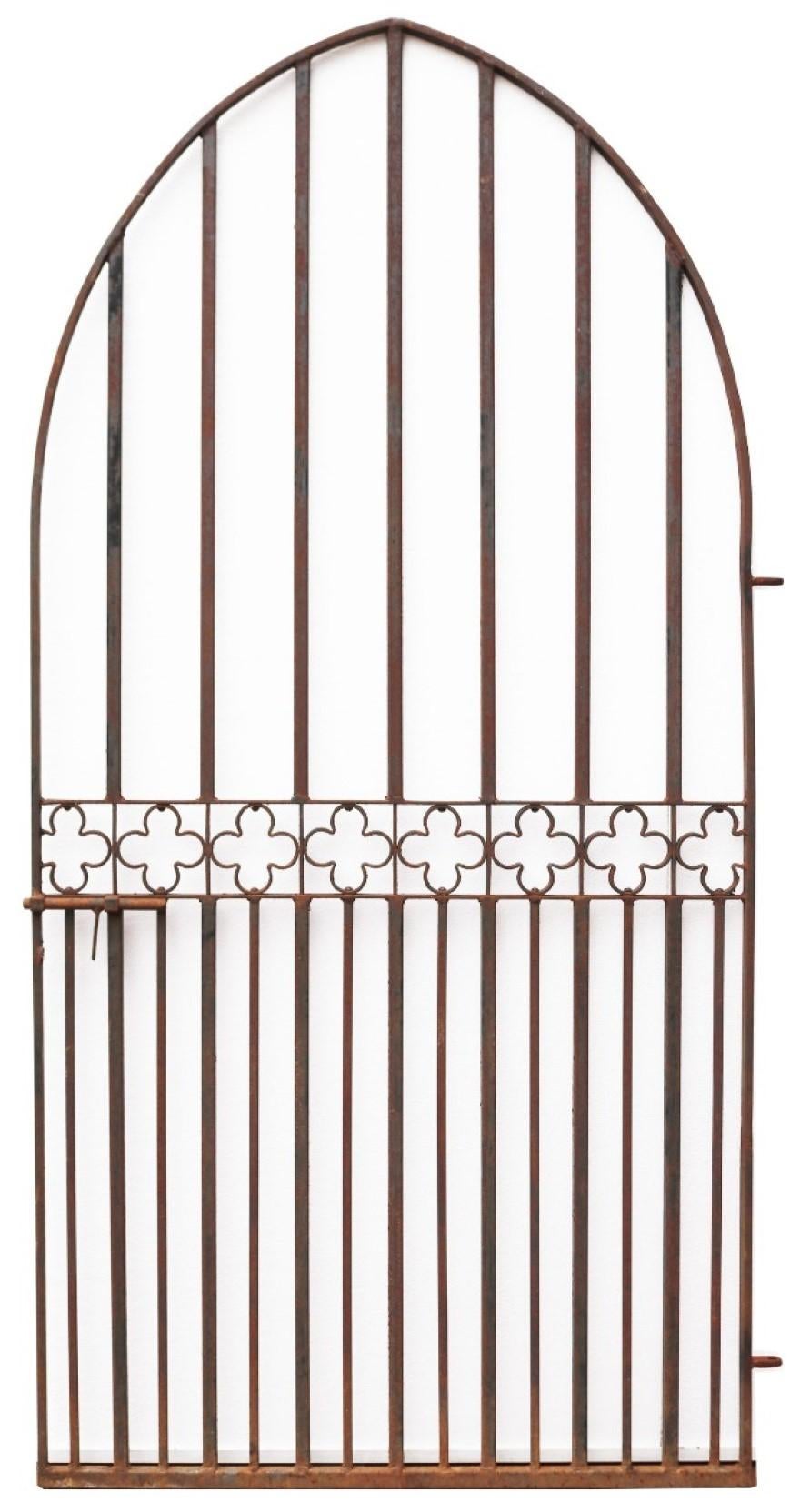 A reclaimed arched iron side gate with quatrefoil panel to the centre.
 
Additional Dimensions:
 
For an opening of approximately 108 cm