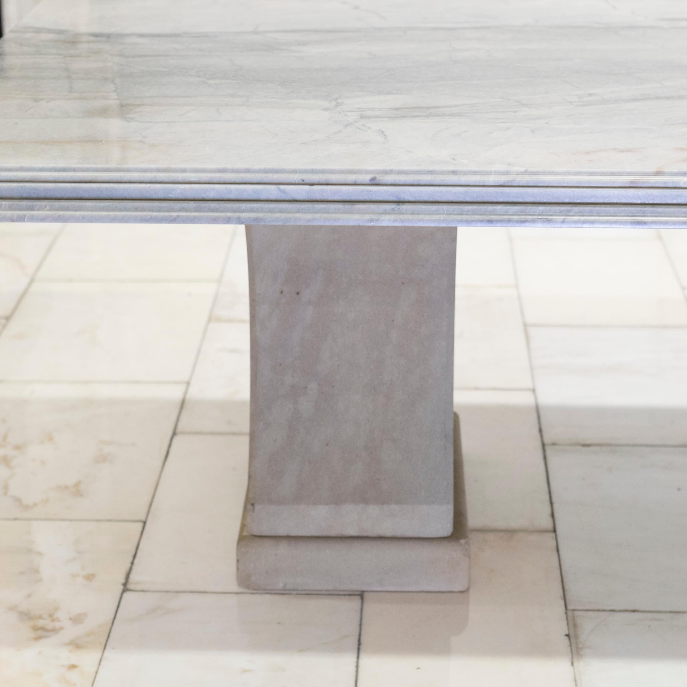 Un tavolo notevole e di grandi dimensioni, ricavato da un'unica lastra di marmo venato che poggia su piedistalli in arenaria a forma di vite e a gradini.

Un pezzo unico che offre un'ampia superficie per un tavolo da pranzo di grande effetto per la