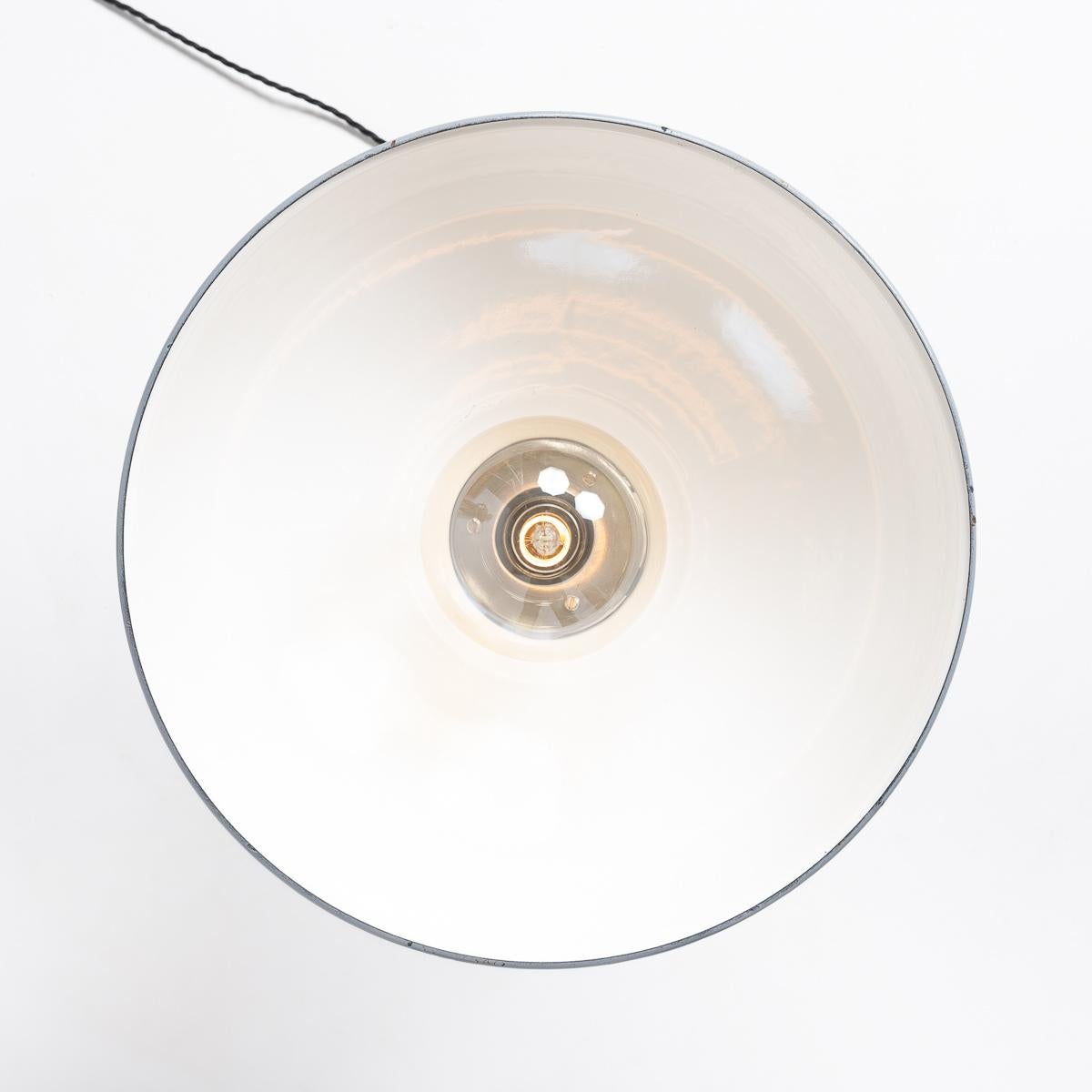 Lampade a sospensione di fabbrica in smalto grigio recuperato con accessori neri di Thorlux in vendita 4