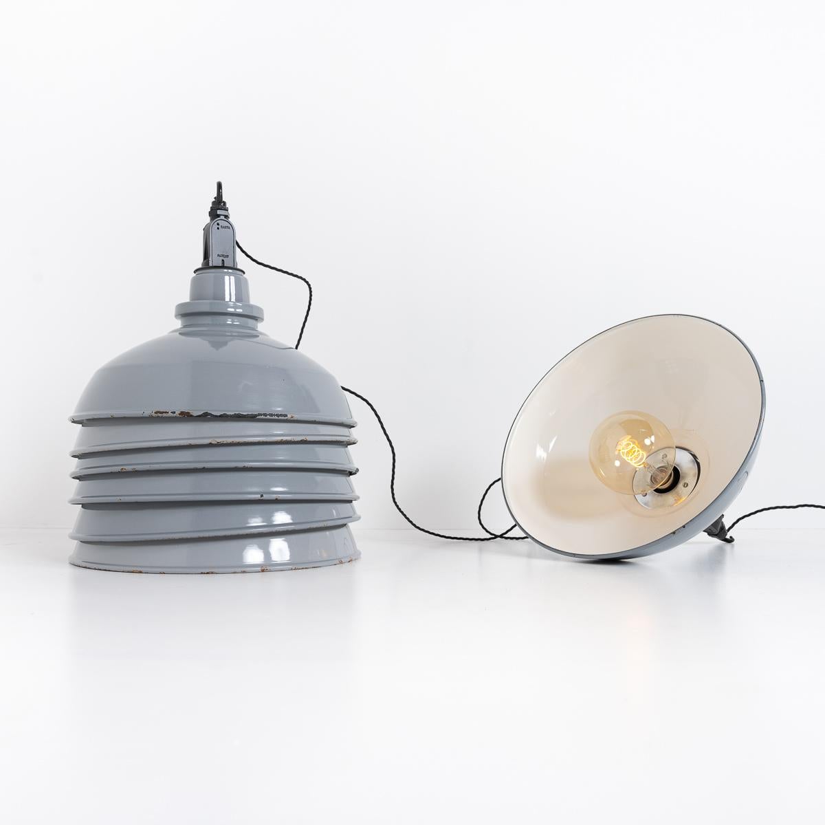 Lampade a sospensione di fabbrica in smalto grigio recuperato con accessori neri di Thorlux in vendita 6