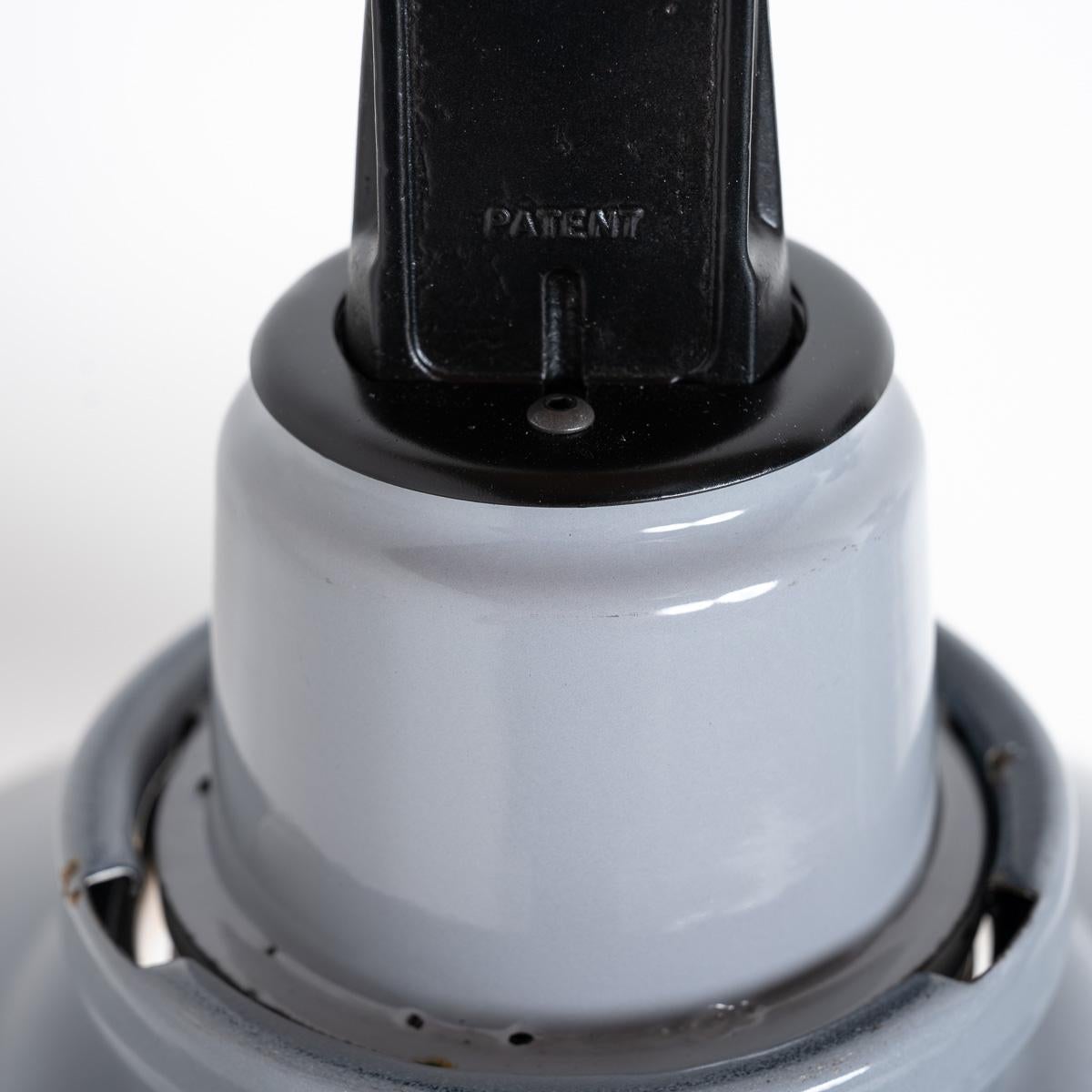 Alluminio Lampade a sospensione di fabbrica in smalto grigio recuperato con accessori neri di Thorlux in vendita